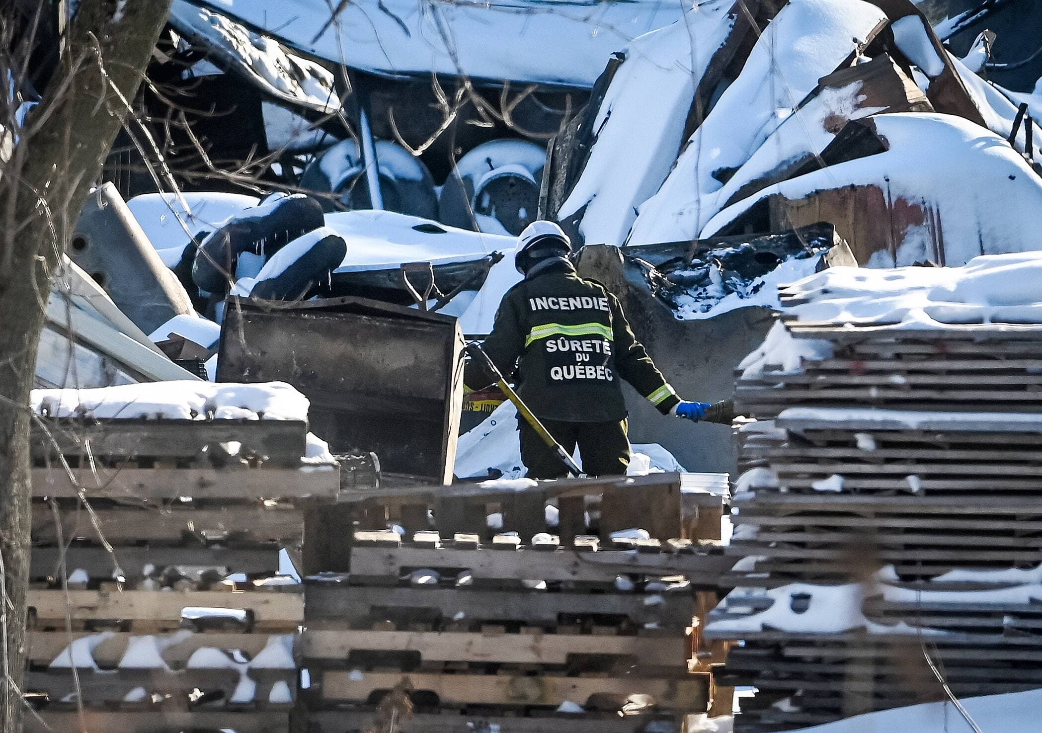 Un agent de la Sûreté du Québec continuait lundi de procéder à des recherches sur le site de l’explosion survenue jeudi dernier à Saint-Roch-de-l’Achigan, dans Lanaudière.