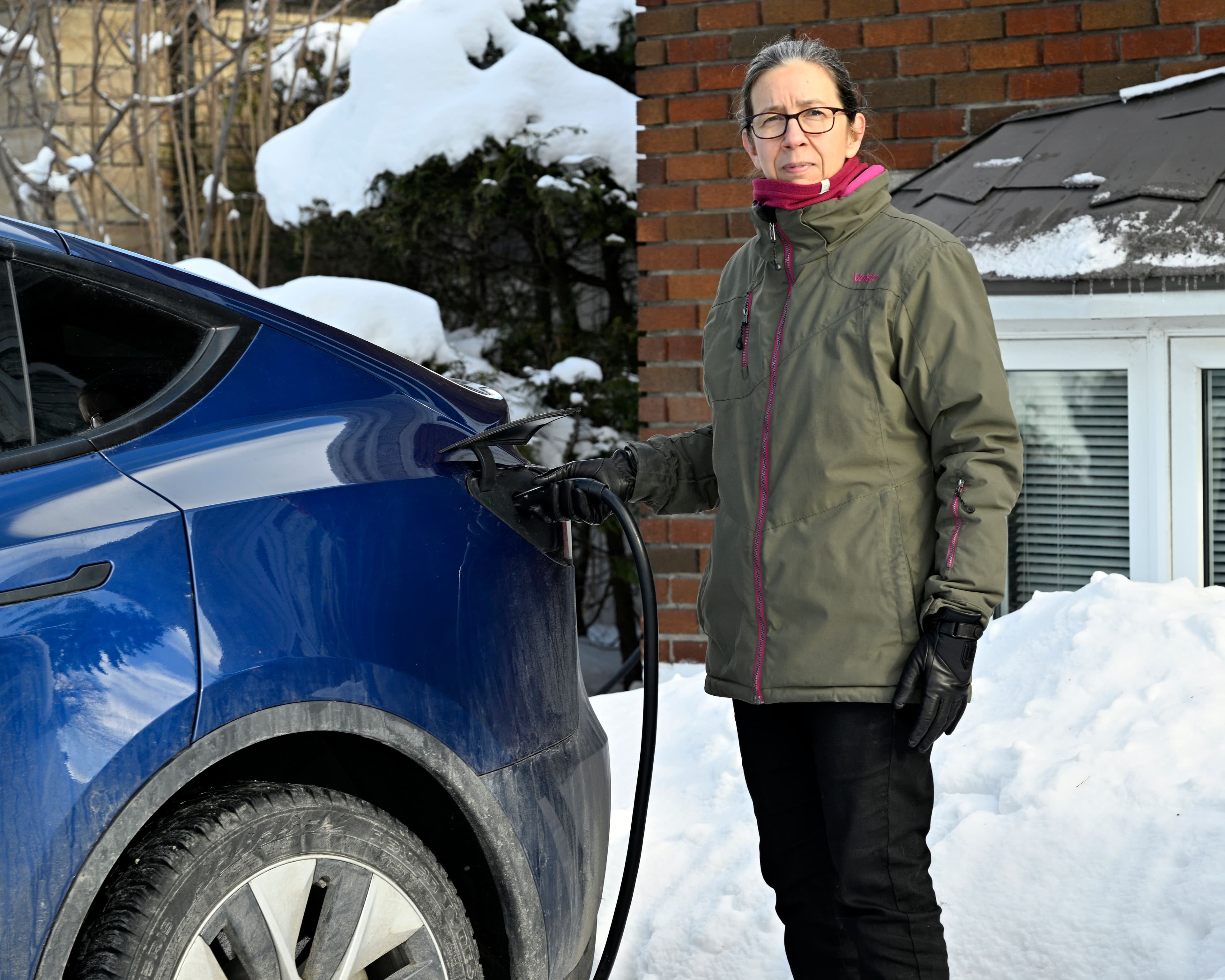 Martine Corbeil a besoin de son stationnement en façade puisque la borne de recharge de sa voiture électrique est rattachée à sa maison.