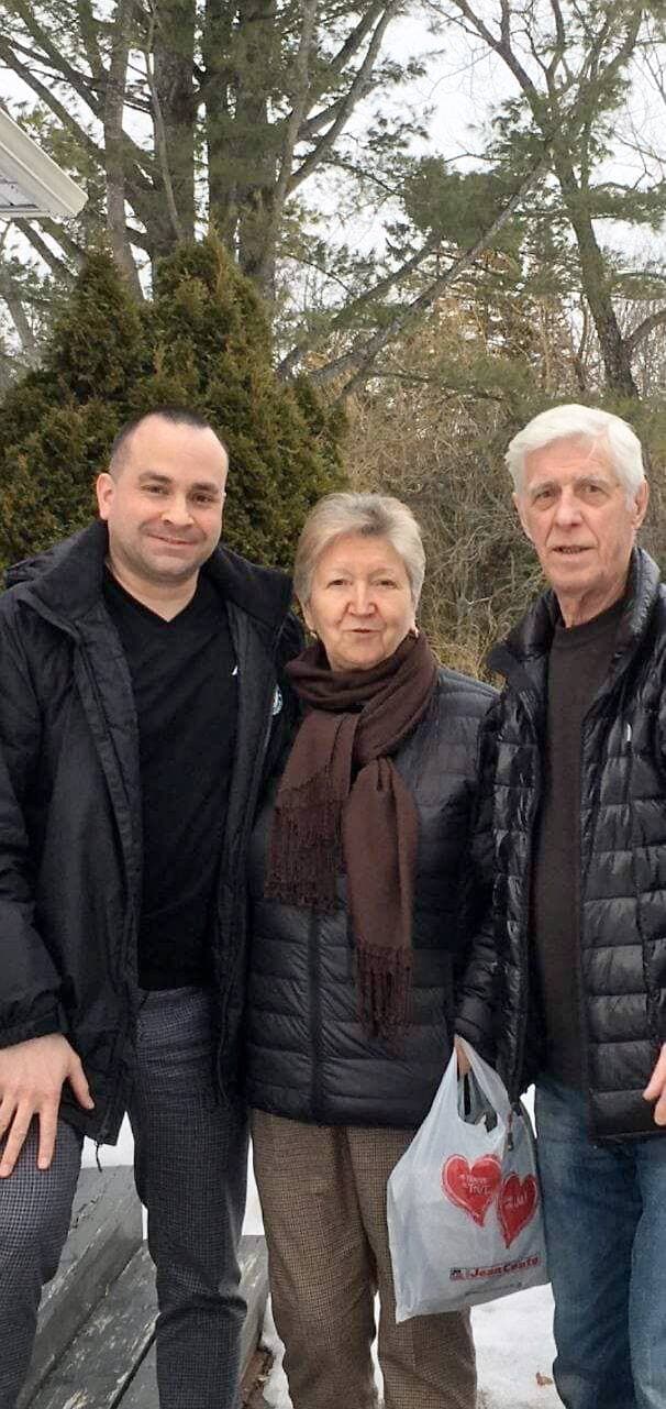 Sean Bérubé héberge chez lui depuis mars 2022 son ancien entraîneur Volodymyr Razin et sa femme Valentyna.