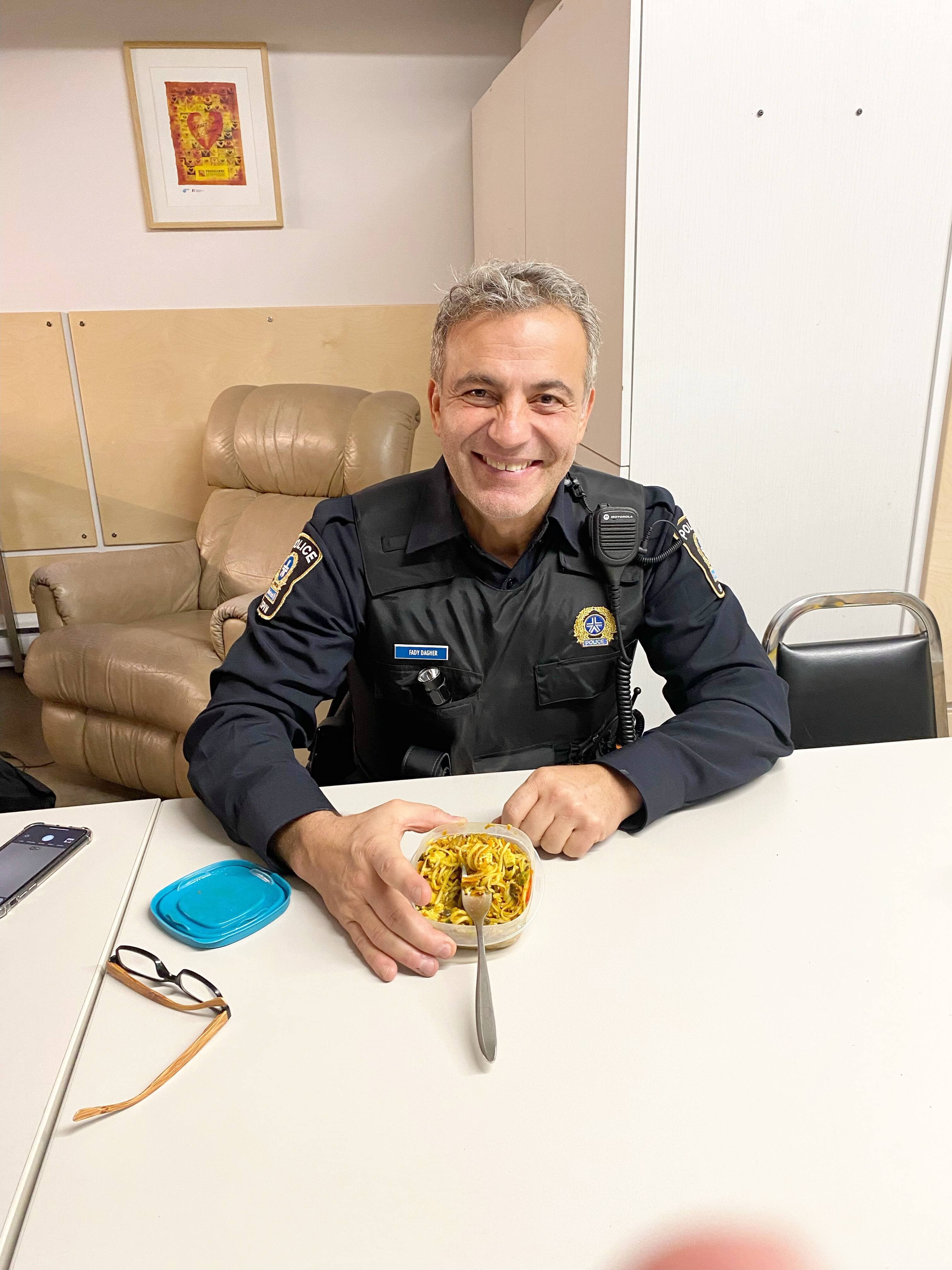 Lors du passage du chef à l’émission Tout le monde en parle dimanche, l’humoriste Maude Landry a dit au policier que s’il remplaçait son frère sur la patrouille, il pourrait manger son lunch. Le frère de l’artiste, Gabriel, a bel et bien fourni un repas à son patron: un sauté aux légumes et tofu.