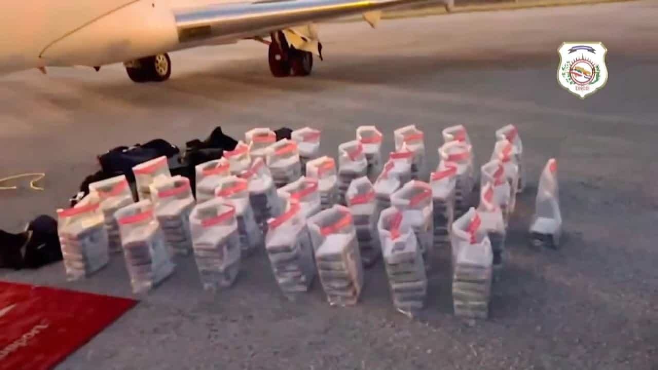 La drogue a été saisie dans des sacs de sport qui avaient été cachés dans la soute sous le nez de l’appareil de la compagnie canadienne Pivot Airlines à l’aéroport de Punta Cana. Après huit mois de détention, l’équipage a été libéré sans accusation.