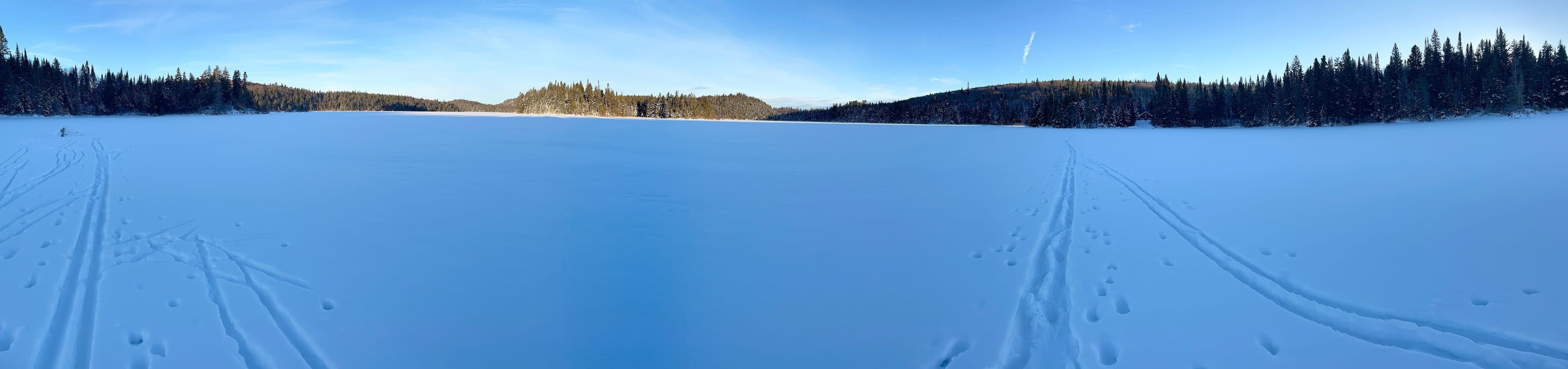 Vue panoramique du lac Croche, un des endroits les plus isolés du parc national. Le refuge Le Liteau se trouve au bord à droite.