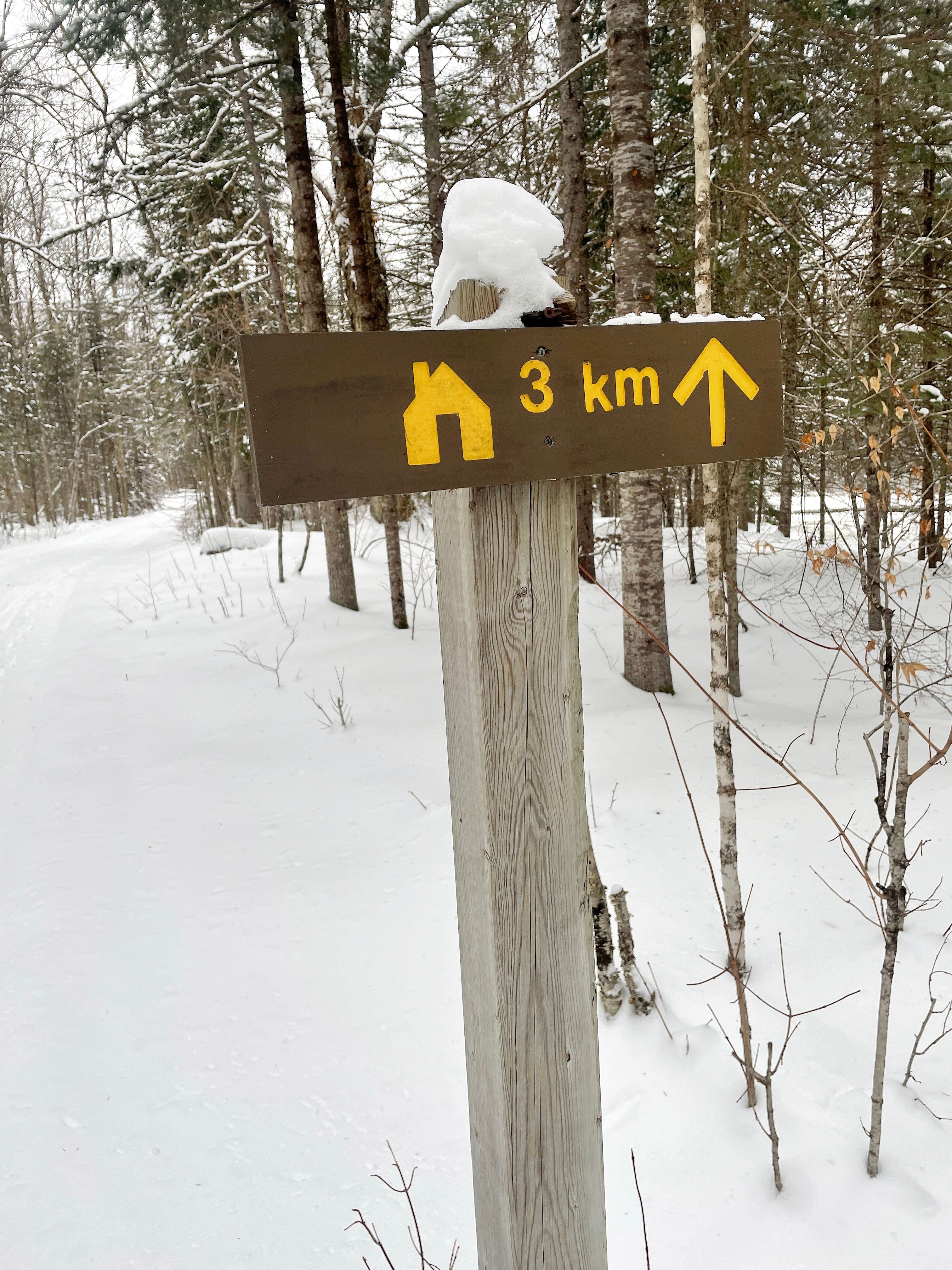 Des balises annoncent la distance à parcourir à partir du cinquième kilomètre de la destination.