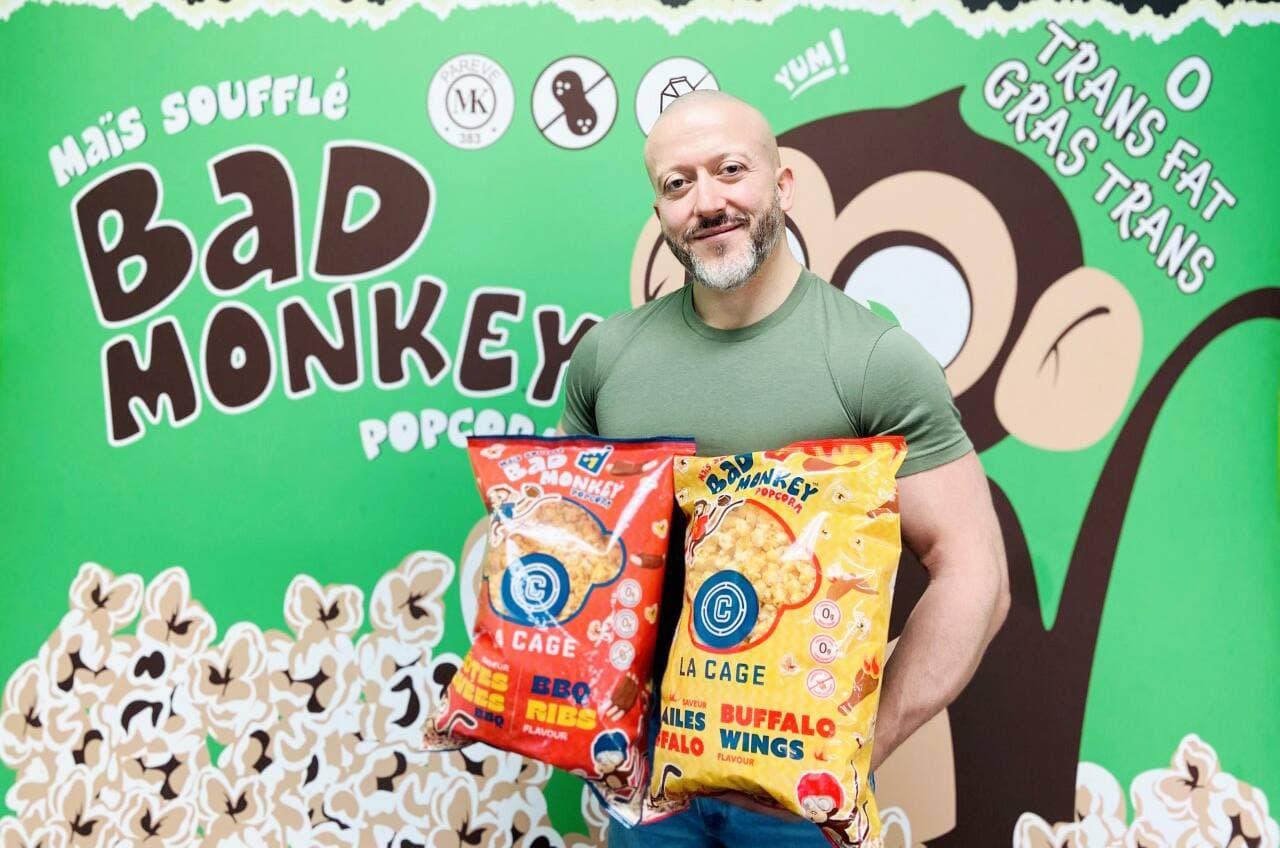 Bad Monkey étend son marché grâce à des partenariats. Au Québec, les singes jouent avec La Cage à l’approche du SuperBowl.