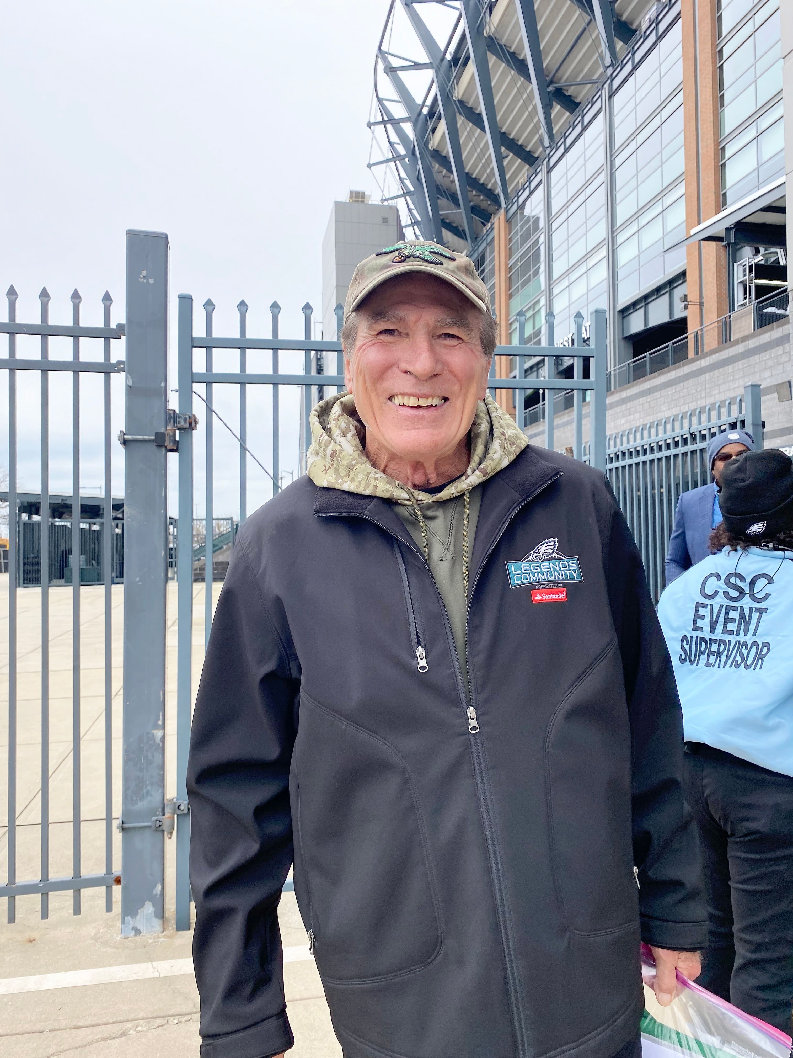 Il assiste encore régulièrement aux matchs des Eagles à Philadelphie.