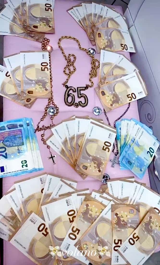 Sur TikTok, Massimiliano Esposito Jr s’affiche régulièrement dans des lieux paradisiaques, et étale son argent.