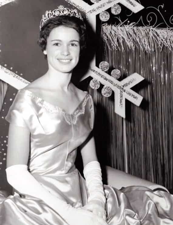Barbara Ann Miller est la première anglophone à avoir été nommée reine du Carnaval de Québec en 1961. On voit ici la future mère du hockeyeur Patrick Roy à son couronnement au Colisée de Québec.