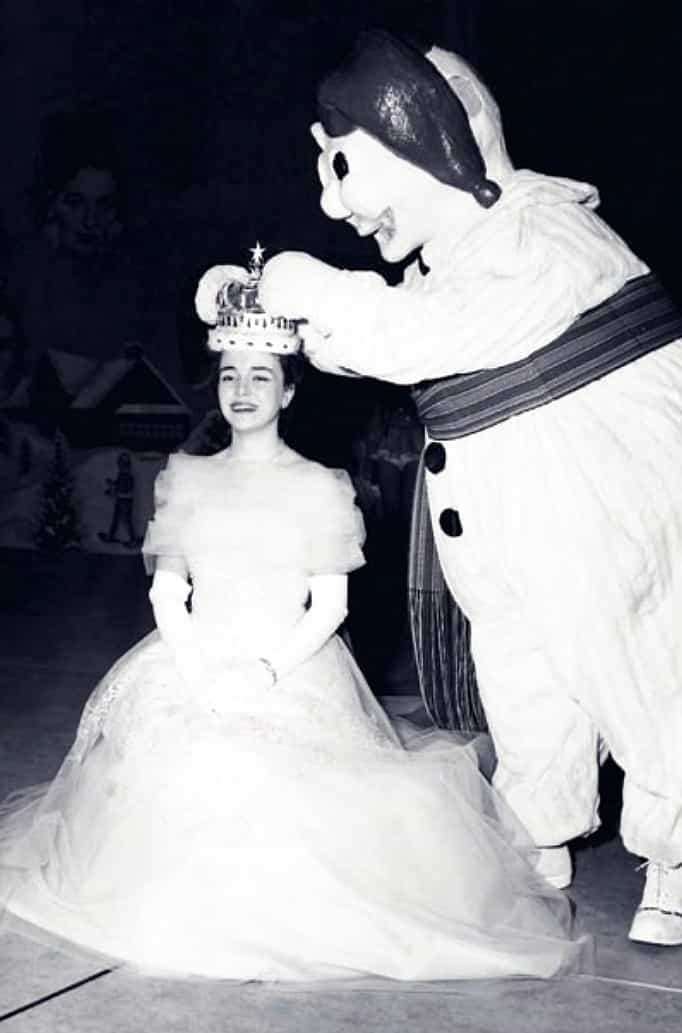 Duchesse des quilleurs (à l’époque précédant la création des duchés), Gisèle Amyot devient reine en 1956. Elle reçoit le titre parce qu’elle est la duchesse qui a vendu le plus grand nombre de billets pour le Carnaval.