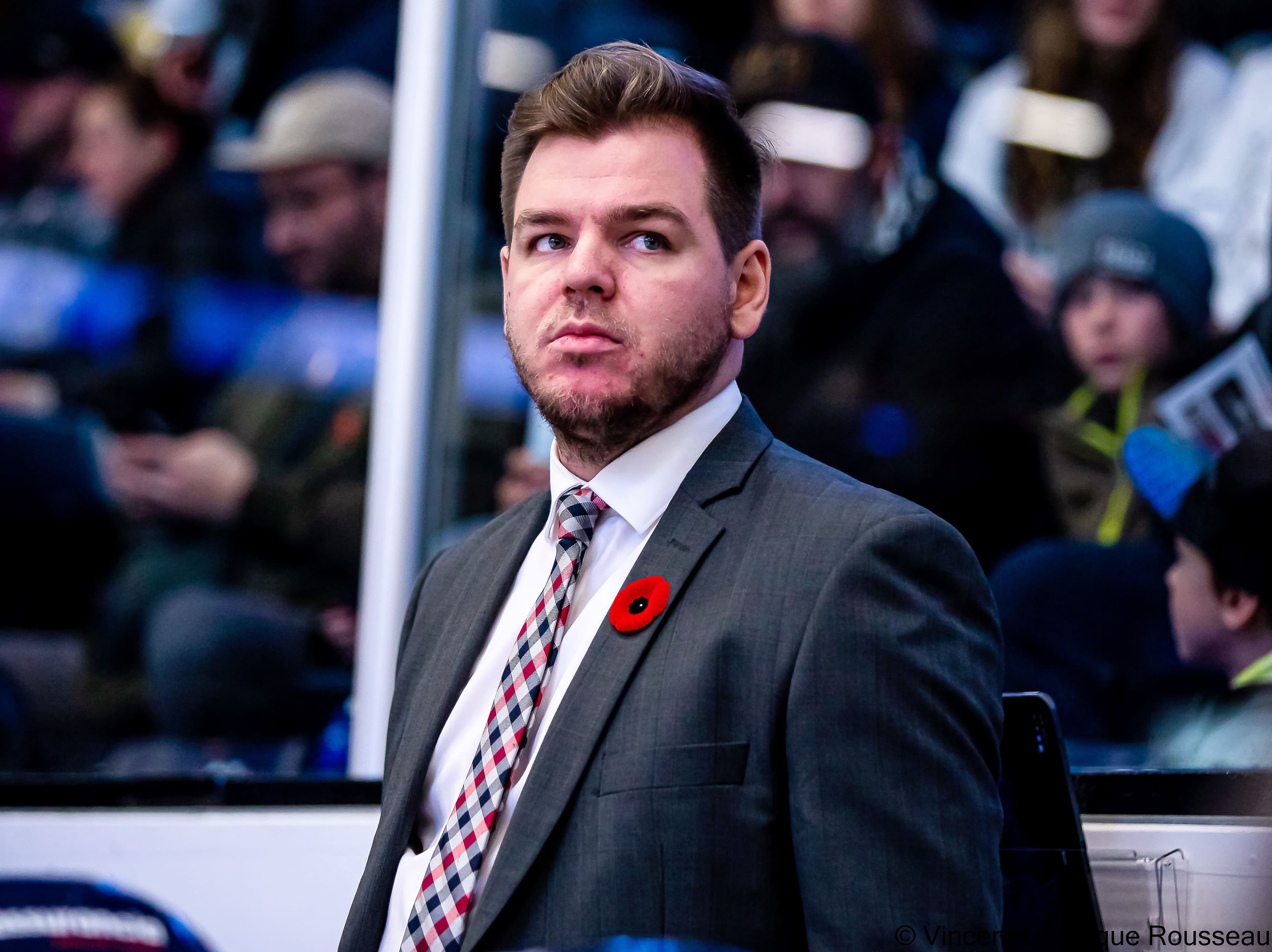 Jonathan Deschênes en est à sa deuxième saison derrière le banc du Phœnix de Sherbrooke, qui lui a fait signer une prolongation de contrat avec l’équipe la semaine dernière.