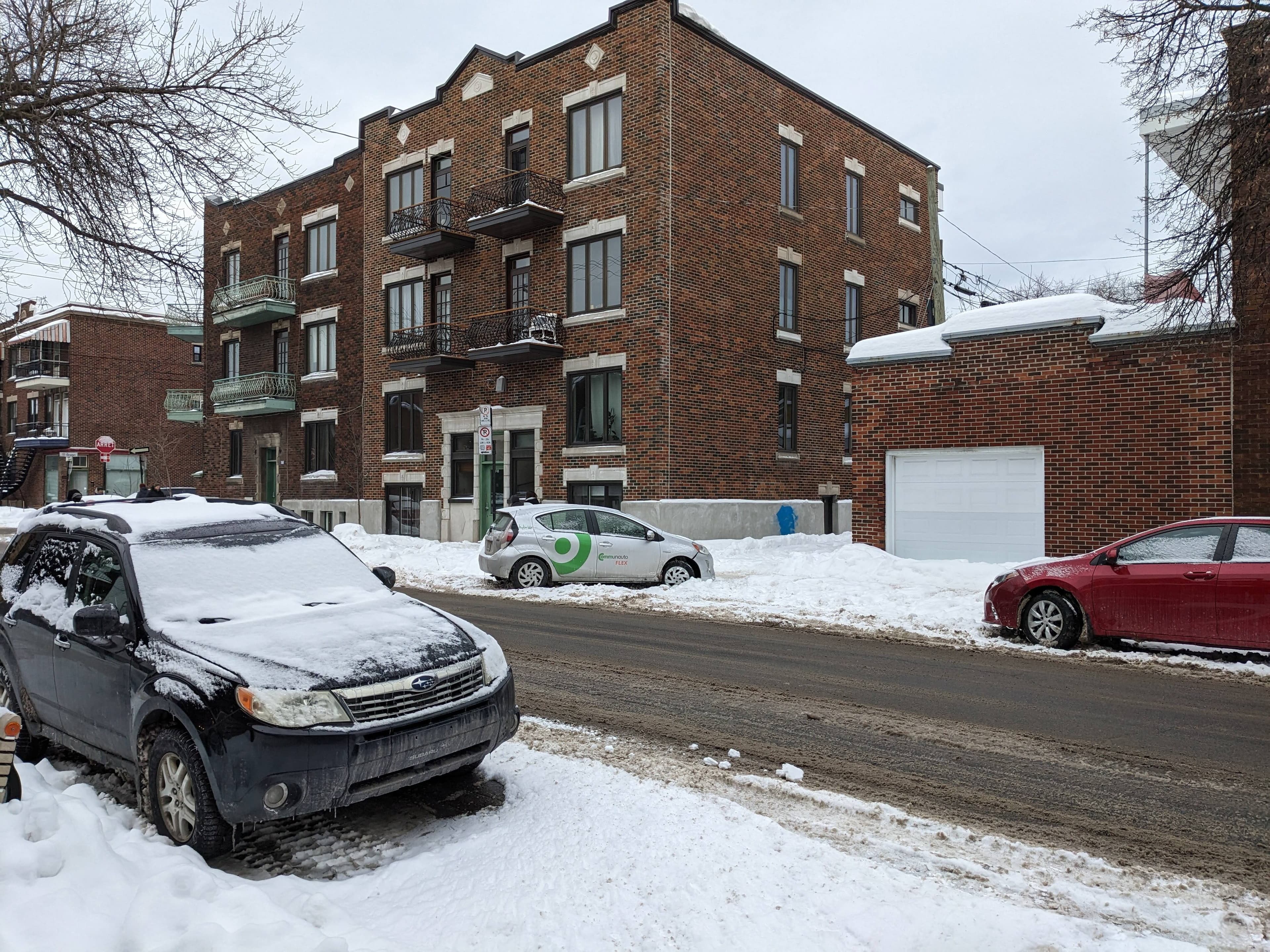 Robin Black a photographié jeudi une voiture stationnée en oblique en obstruant l’entrée d’une ruelle sur la rue Gounod dans le quartier Villeray.