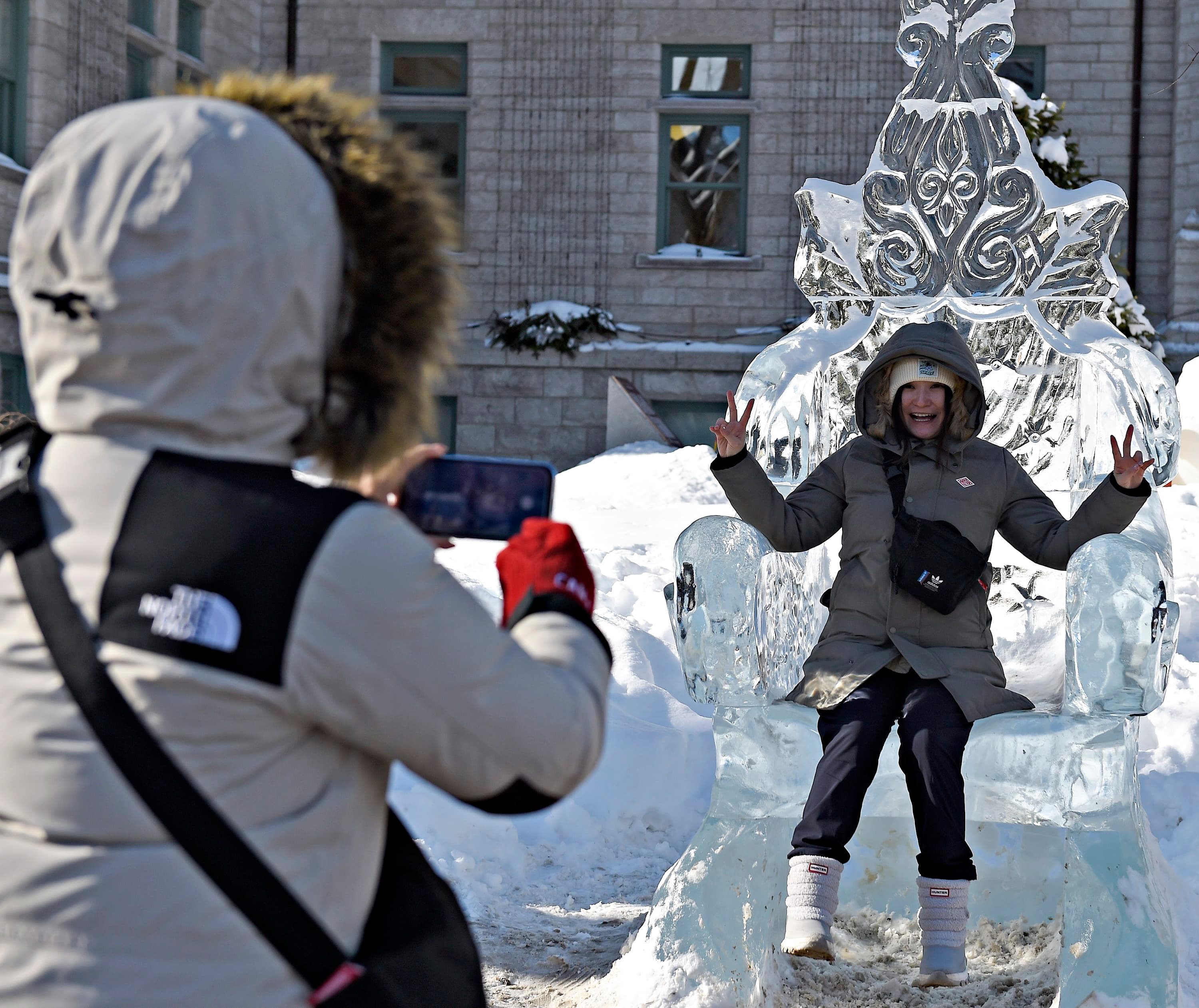 Des sculptures de glace ont été créées dans 12 sites différents de la ville de Québec. Ces œuvres sont très prisées des visiteurs.