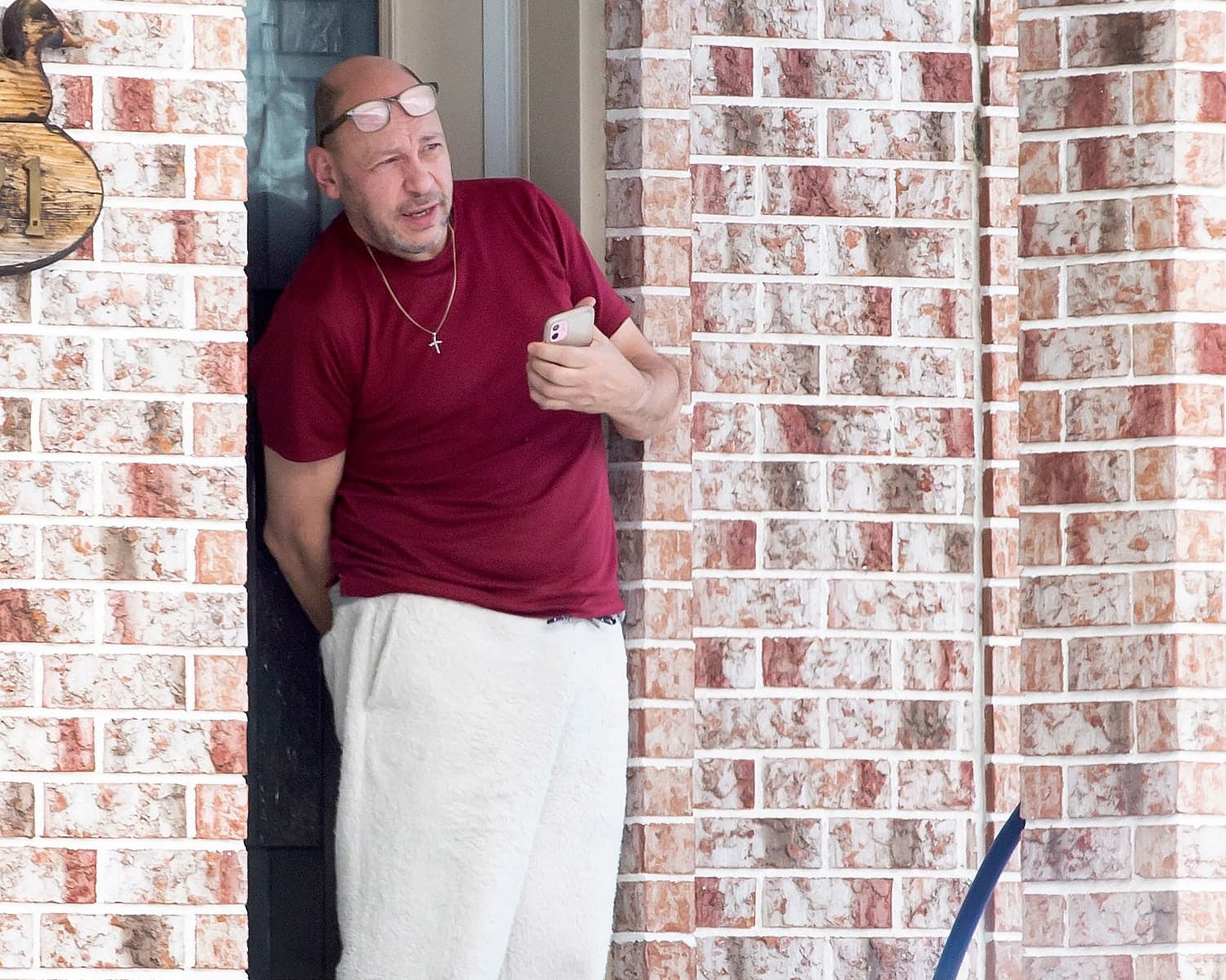 Le Journal s’est rendu chez lui la semaine dernière pour obtenir sa version des faits, mais l’homme a prétexté un appel pour s’esquiver.