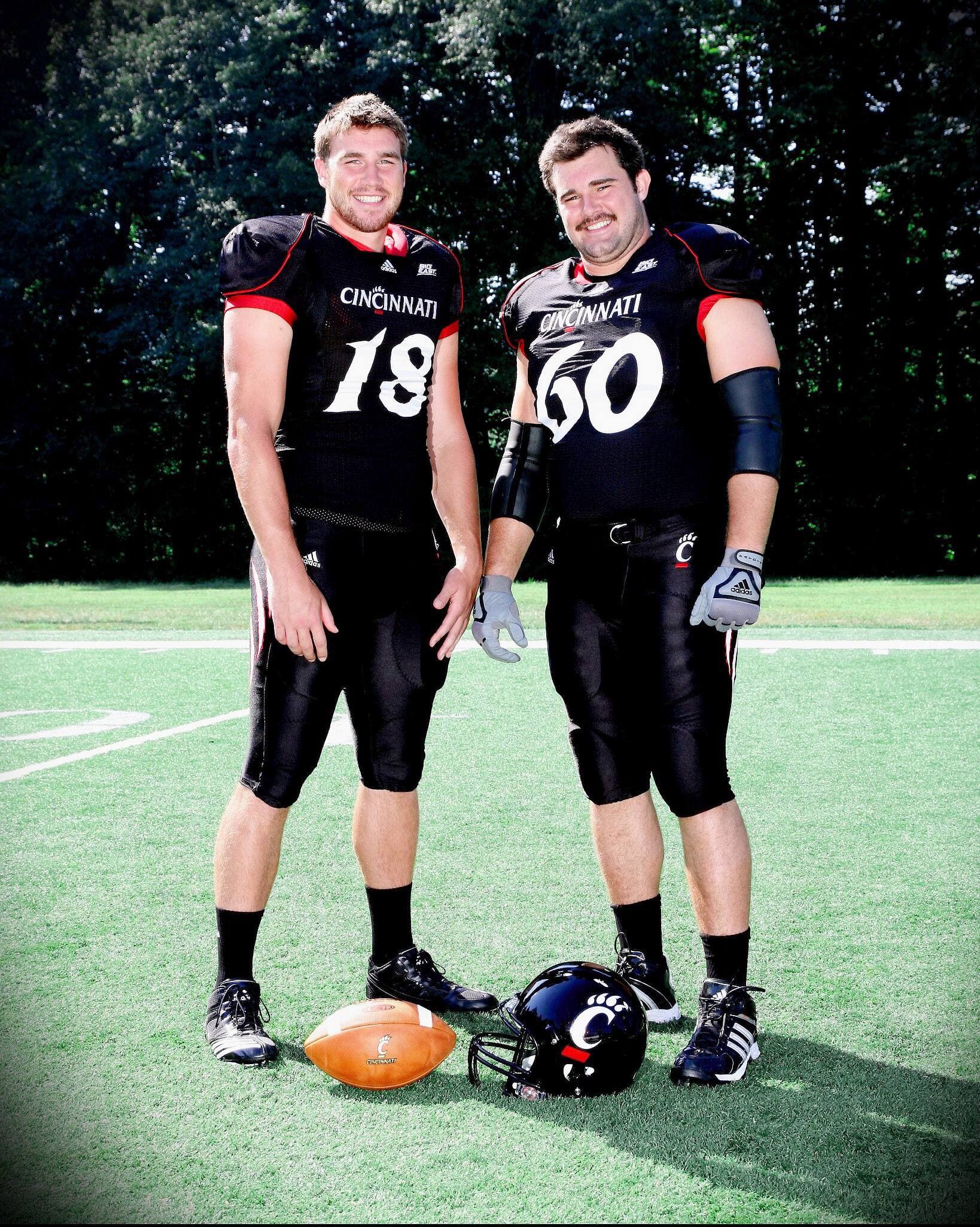 On aperçoit Travis et Jason lorsqu’ils ont fait équipe avec les Bearcats de l’Université de Cincinnati.