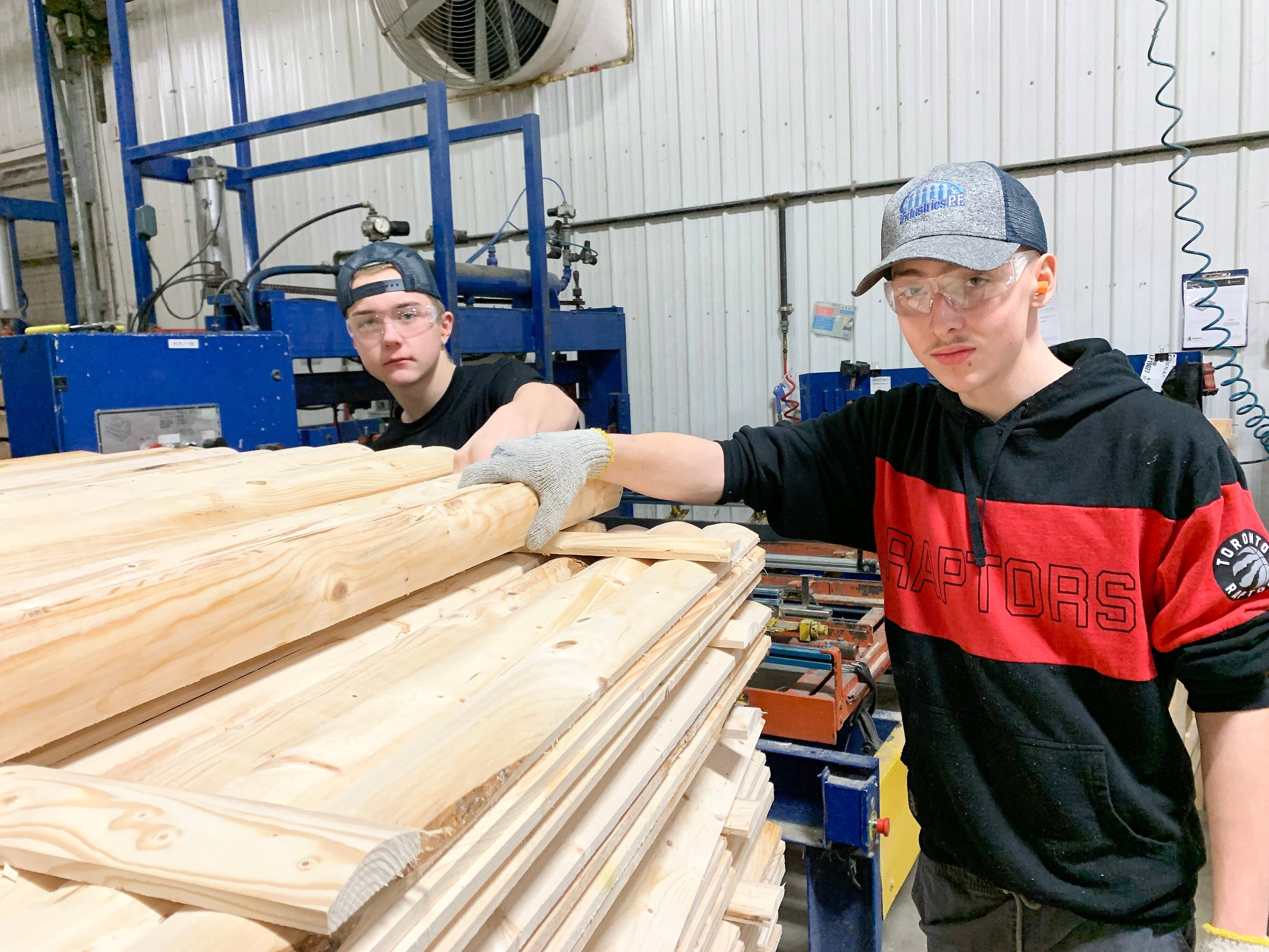 Arthur Fortin et Keven Vachon, âgés de 14 et 15 ans, travaillent à la production à l’usine de transformation du bois Industries PF, à Saint-Martin de Beauce.