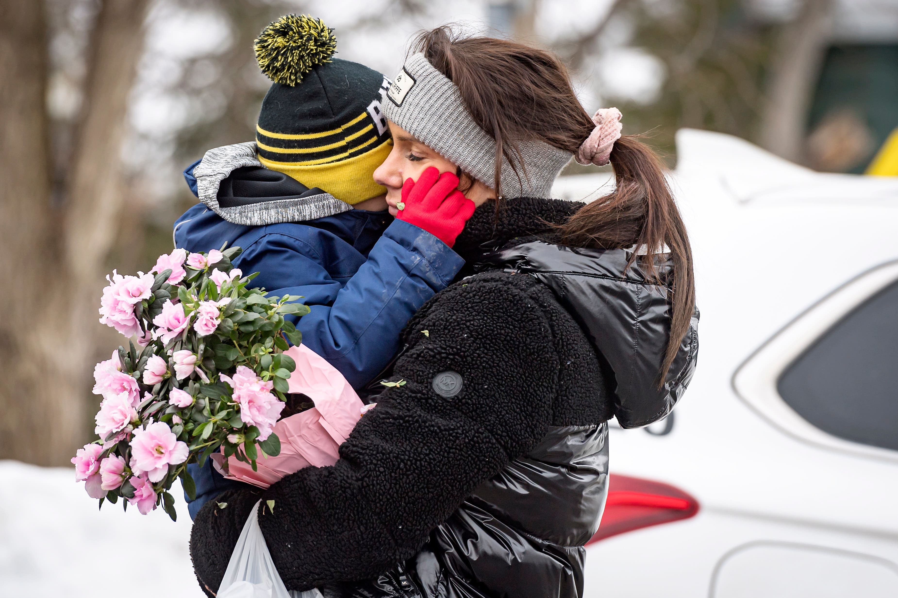 Une mère et son garçon sont allés porter une gerbe de fleurs près de la garderie qui a été victime de ce drame.