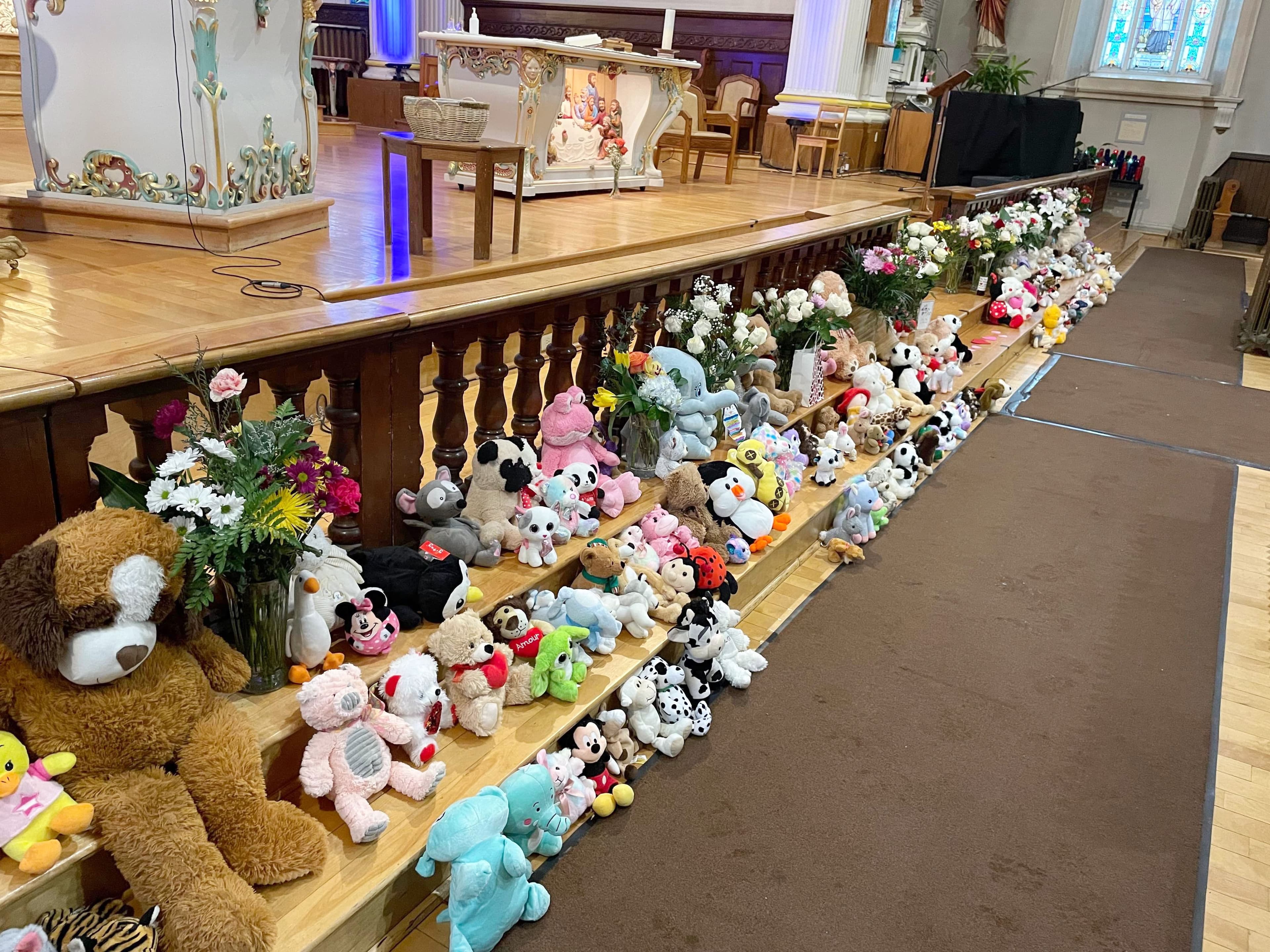 On retrouvait des dizaines de toutous autant devant l’église Sainte-Rose-de-Lima qu’à l’intérieur.