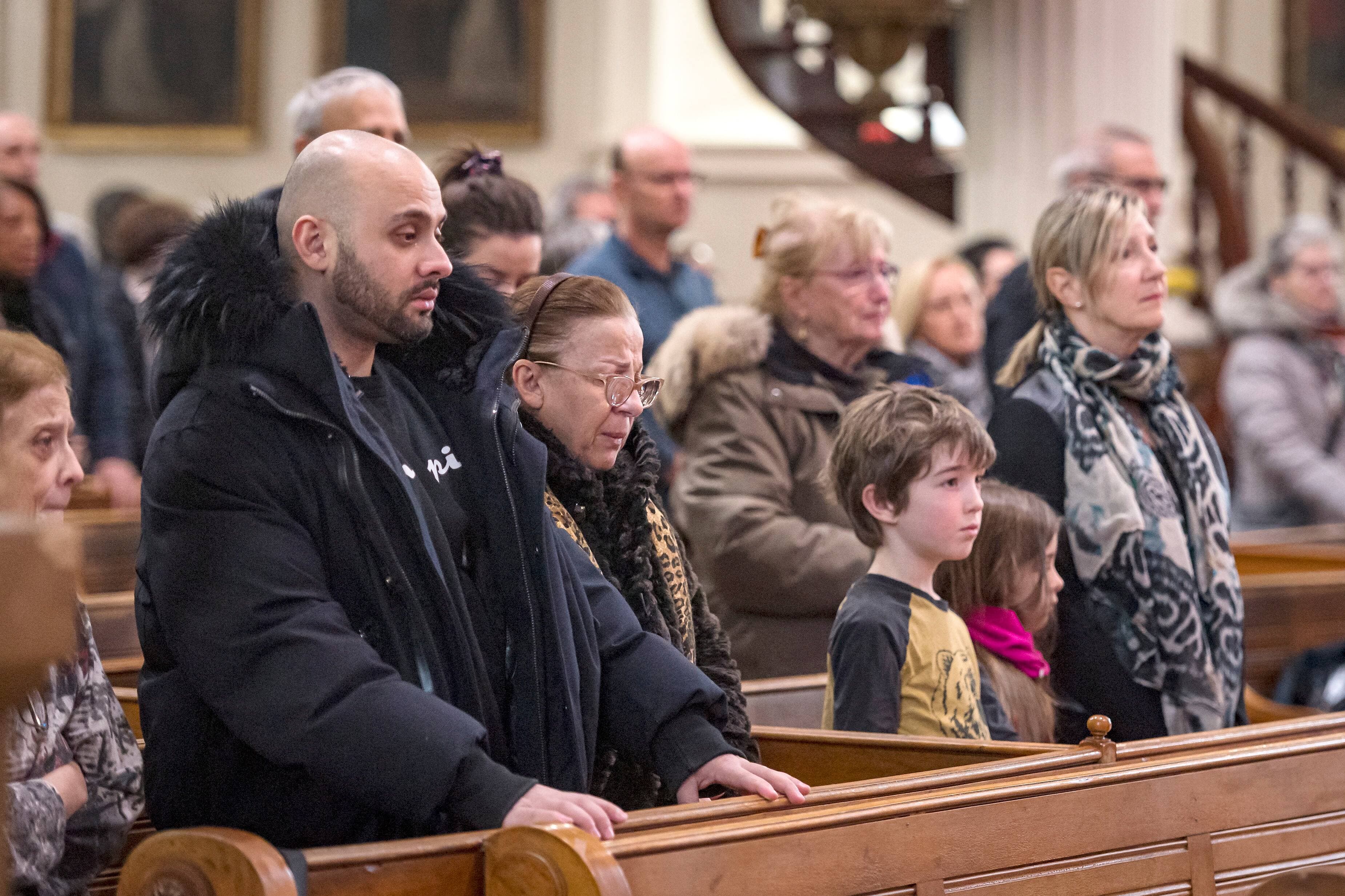 Des dizaines de personnes étaient rassemblées.