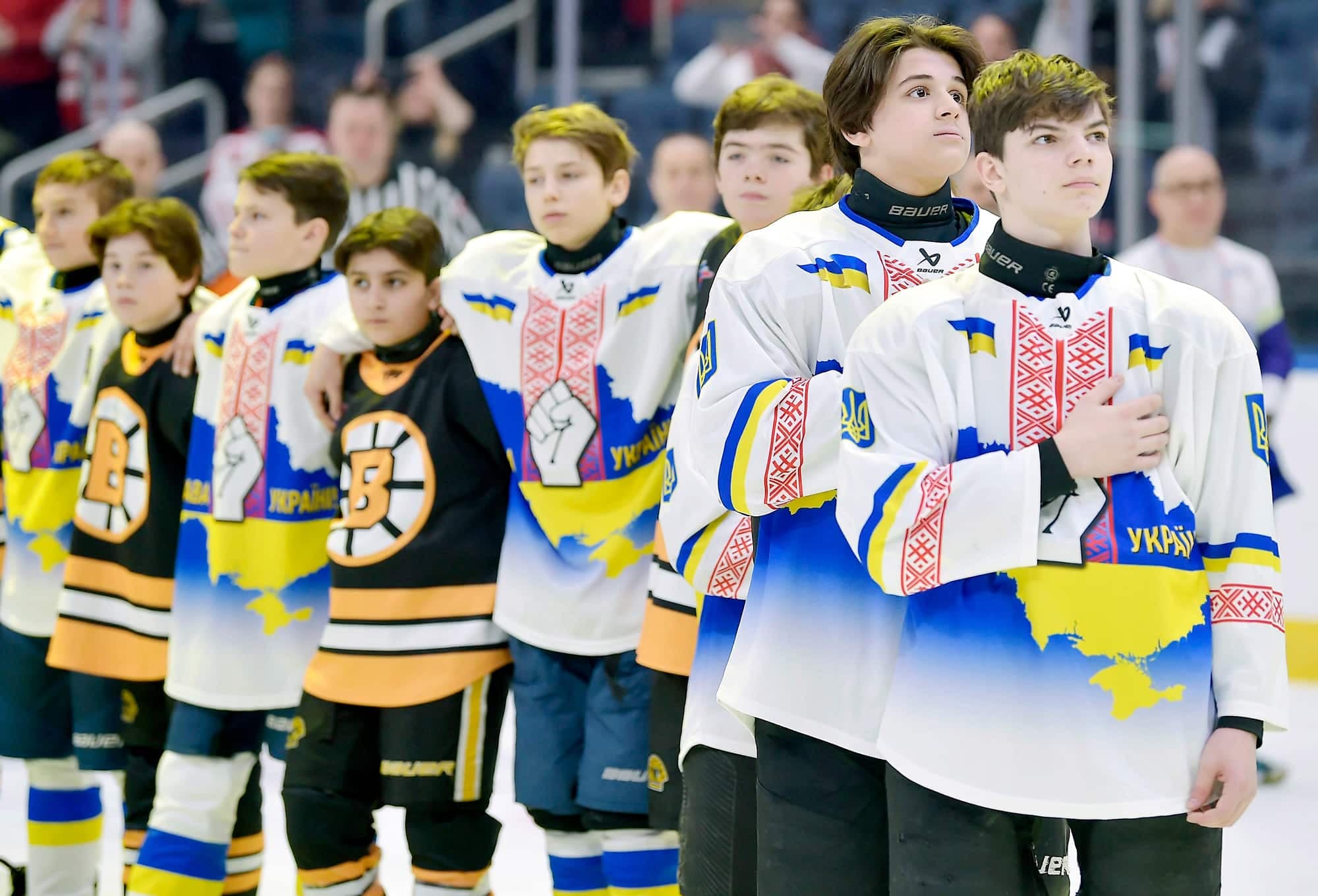 Bras dessus, bras dessous, les joueurs des deux équipes ont attentivement écouté les hymnes nationaux de leurs pays respectifs.