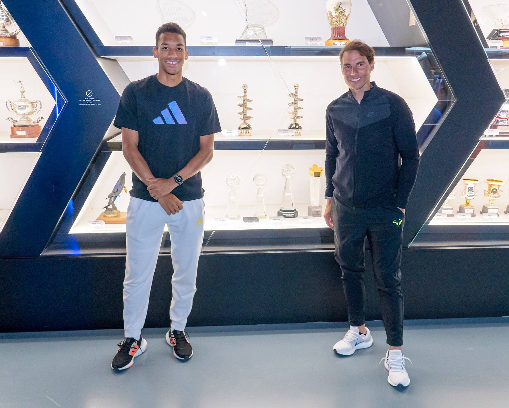 Le Québécois a immortalisé son passage dans le célèbre établissement en compagnie de l’Espagnol.