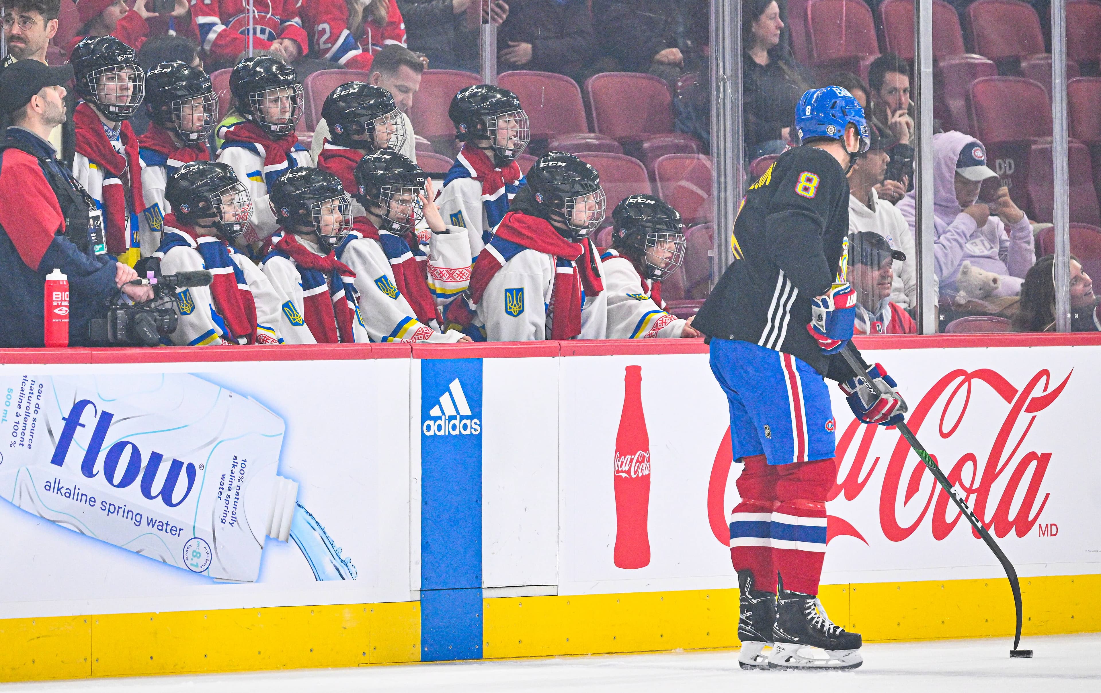 La formation ukrainienne a eu le privilège de regarder le réchauffement des équipes depuis le banc du Canadien.