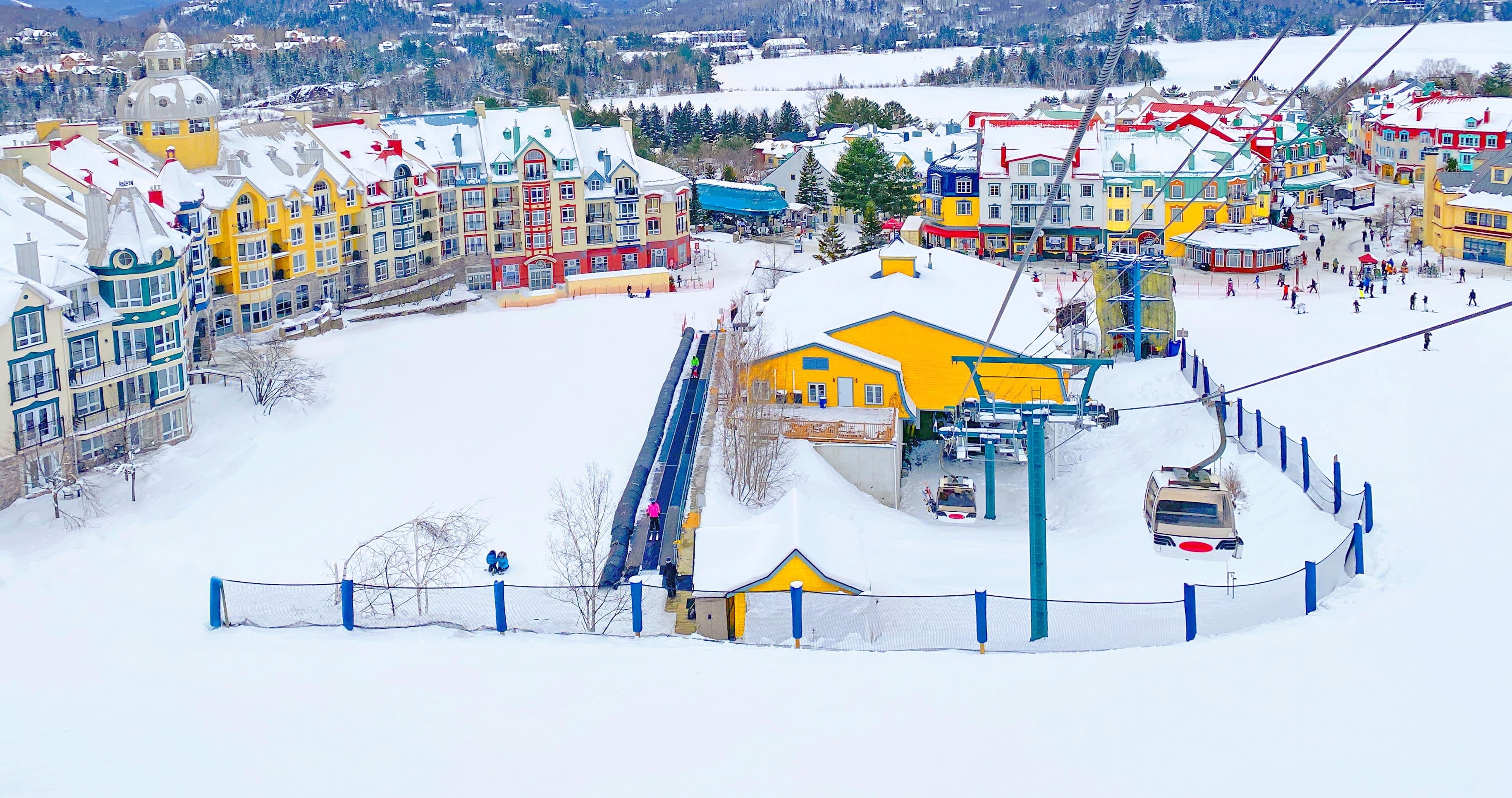 Le village commercial de Mont-Tremblant, au pied des pistes de la prestigieuse station de ski des Laurentides.