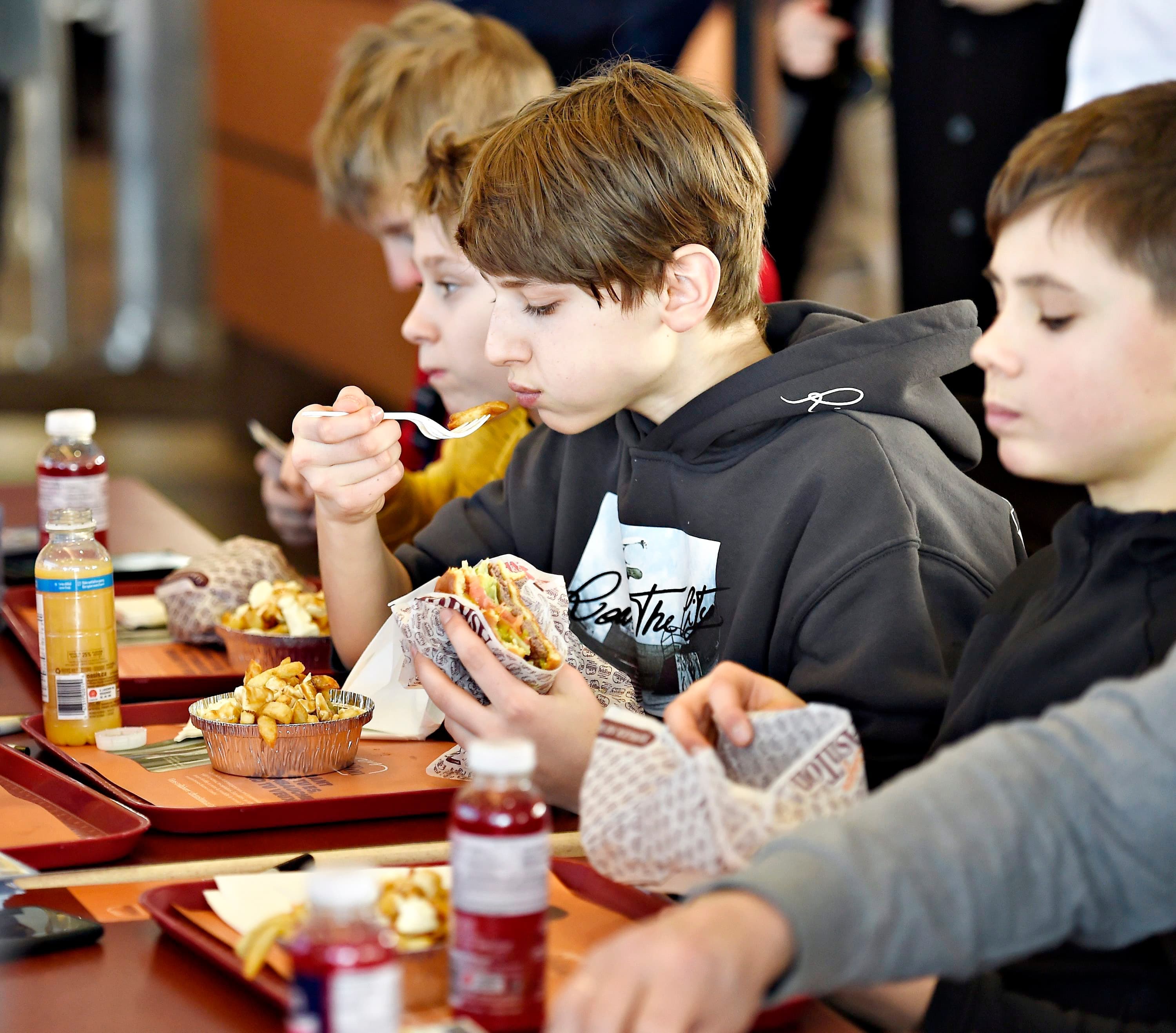 Les joueurs de l’équipe ukrainienne ont savouré un plat typiquement québécois, soit la poutine, au restaurant Ashton.