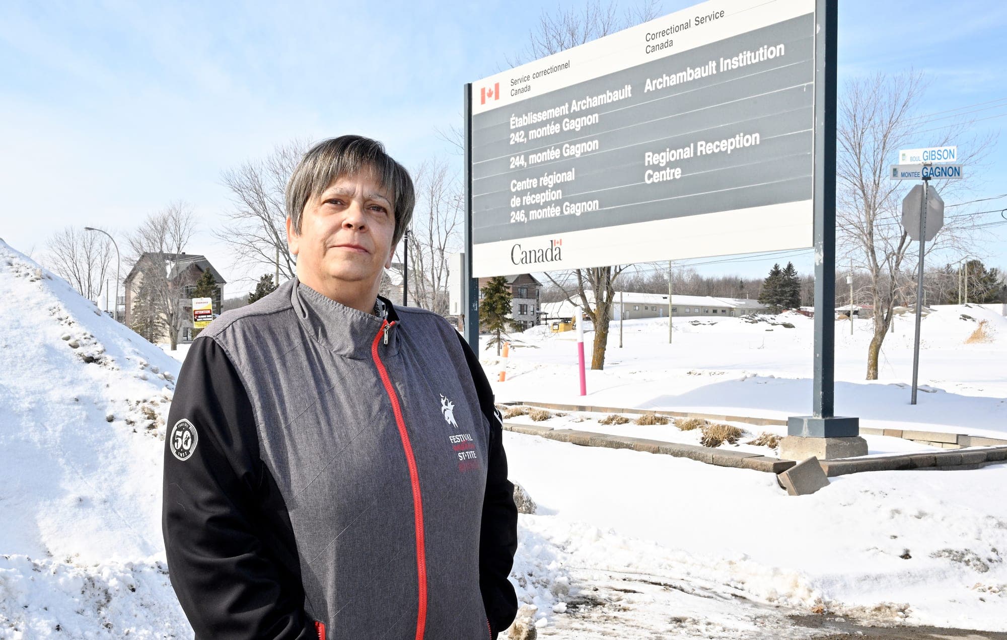 La mère de Frédéric Surprenant, Sandra Frey, s’est rendue la semaine dernière devant le pénitencier de Sainte-Anne-des-Plaines où son fils aurait été frappé et humilié par des agents correctionnels.