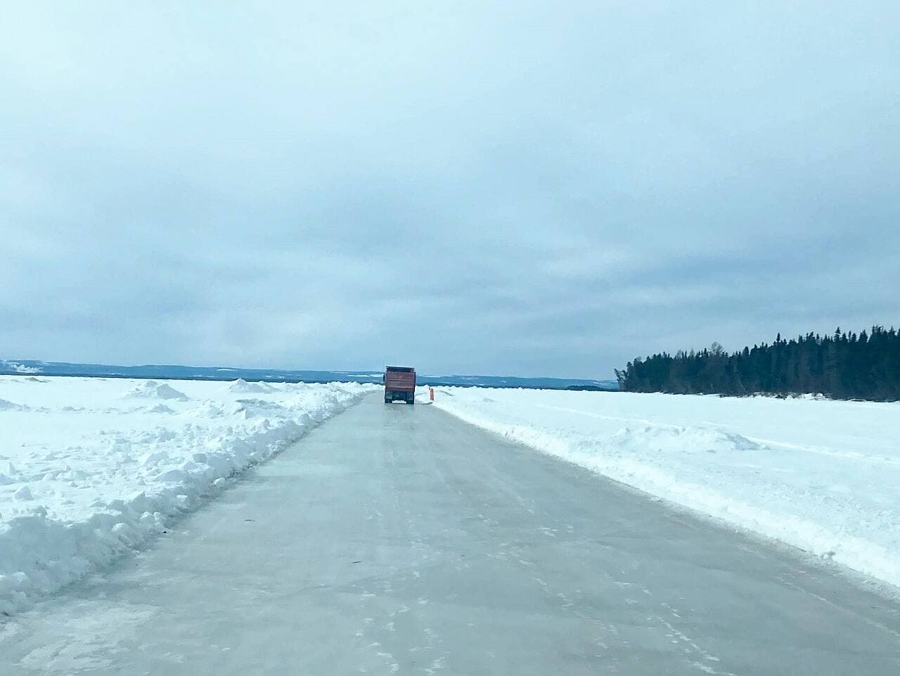 Pour se rendre sur le site des travaux, il a fallu créer une route sur les glaces du lac Saint-Jean.