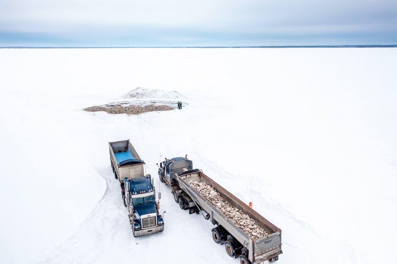 Pour transporter les roches nécessaires à la formation des frayères, il a fallu utiliser de très gros camions à benne.