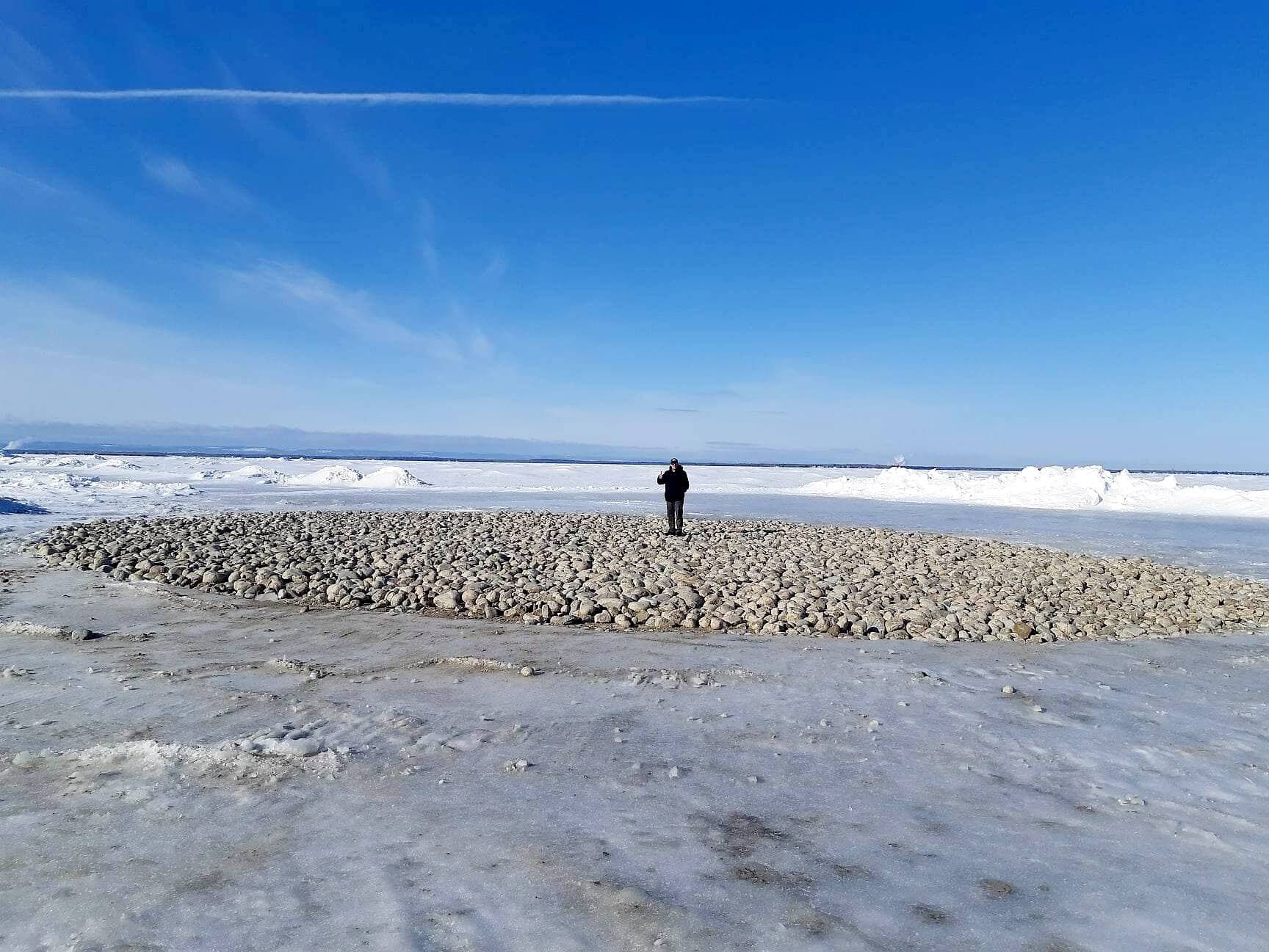 En voyant cette personne qui se tient au centre d’une des 21 nouvelles frayères, on a une idée de l’importance des travaux.
