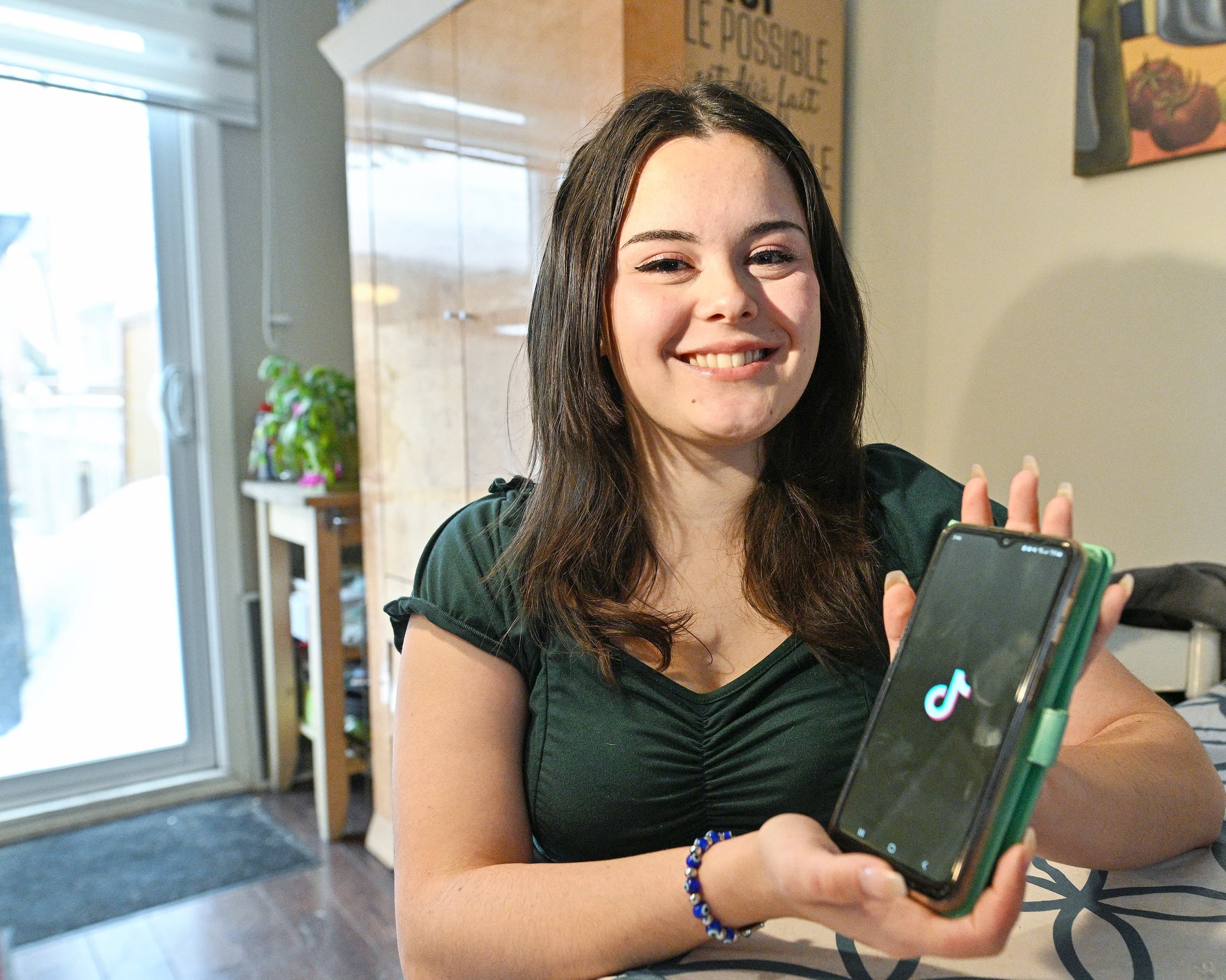 Arianne Dostie, 19 ans, estime que les jeunes n’ont pas assez d’informations sur les risques liés à l’espionnage chinois sur TikTok.