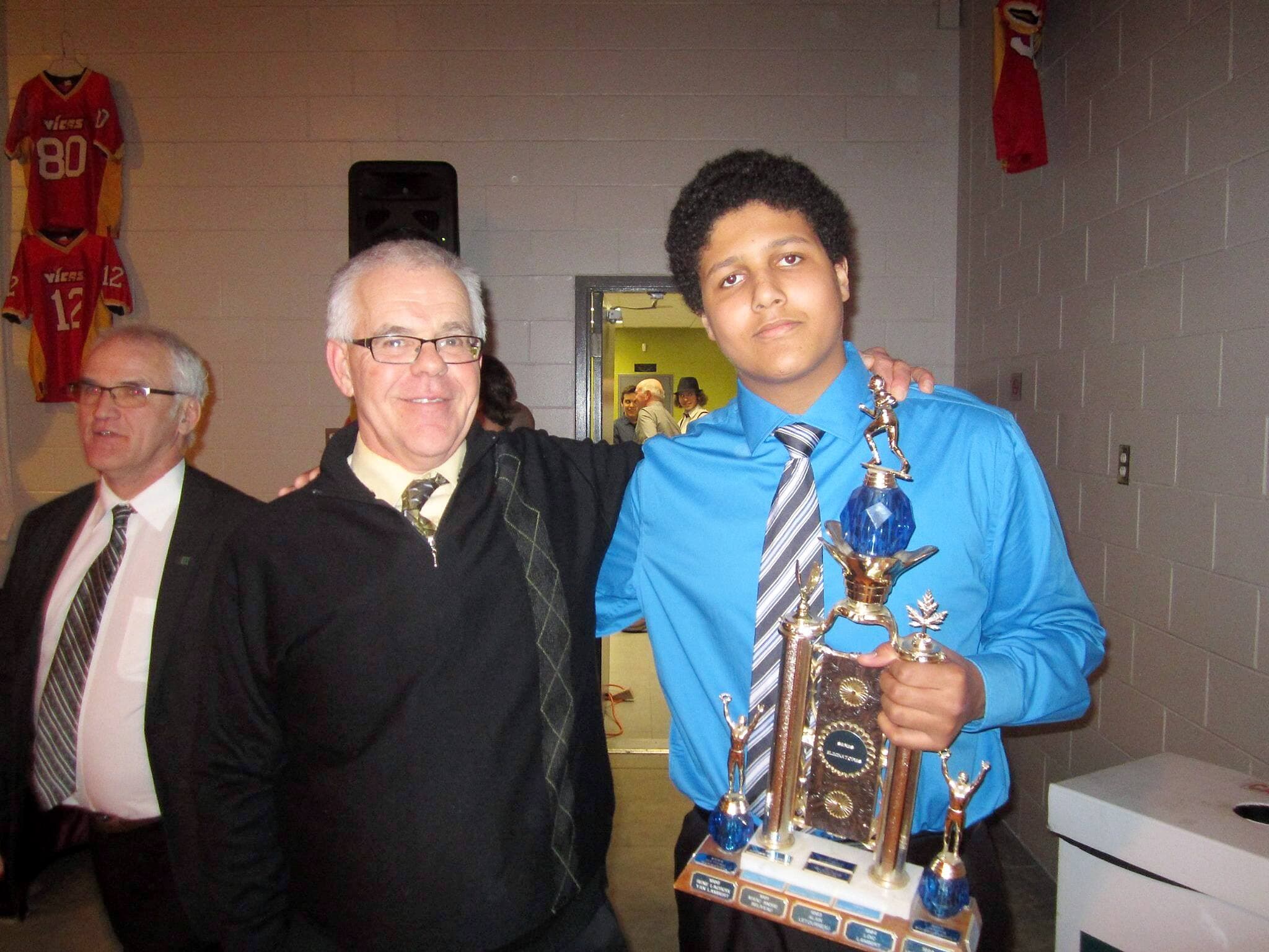 Au secondaire, il s’alignait avec les Vicas de Victoriaville. L’un de ses mentors, l’entraîneur-chef Jean Bourassa, est en sa compagnie lorsqu’il a gagné le titre de meilleur joueur de ligne offensive