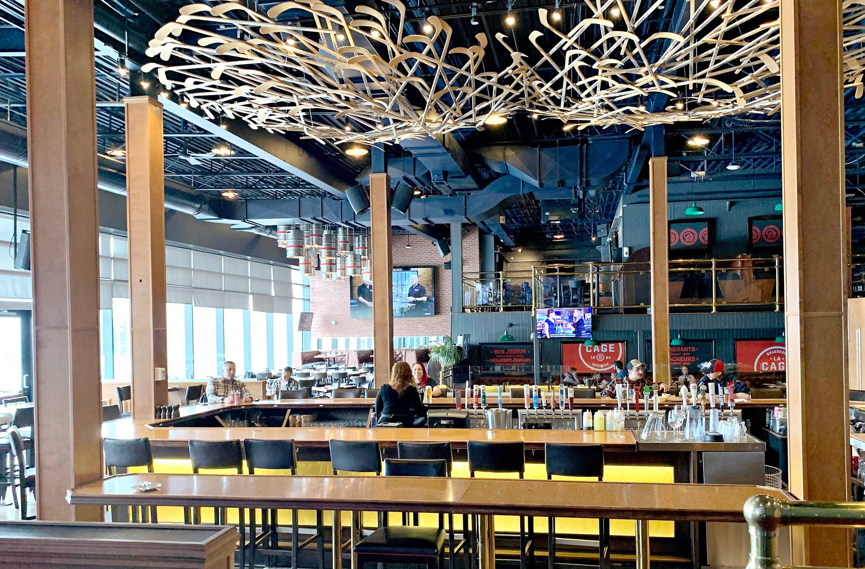 Le restaurant La Cage du centre commercial Laurier Québec (photo) serait relocalisé à Place de la Cité et sera plus moderne.