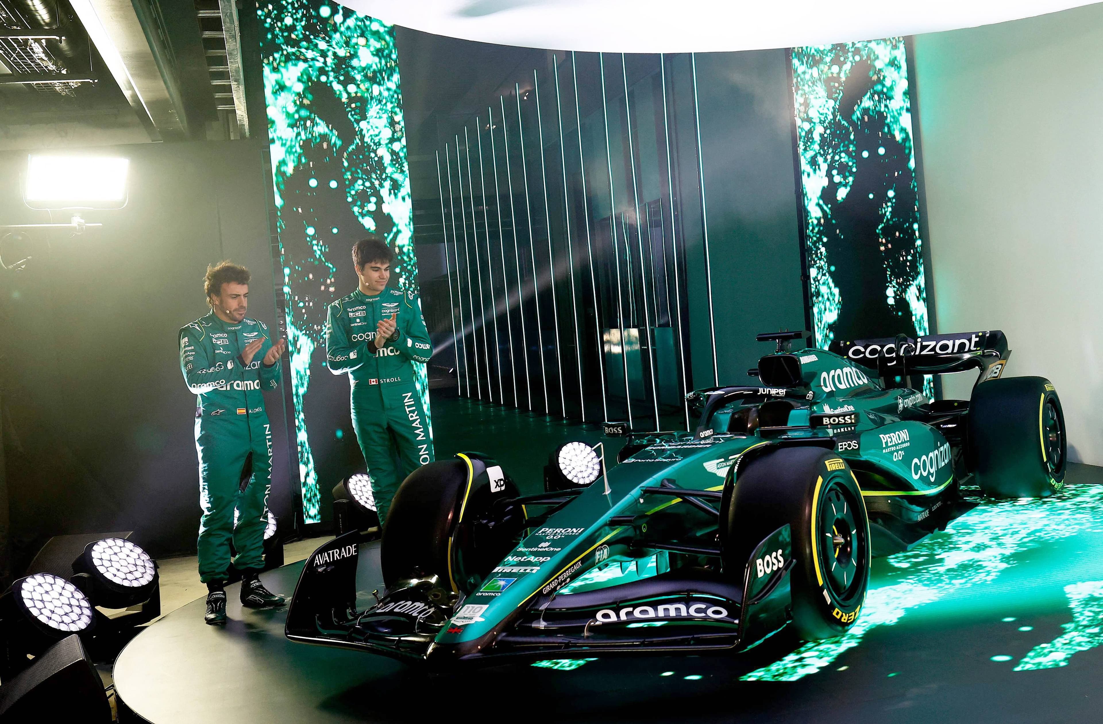 Les pilotes Fernando Alonso et Lance Stroll jettent un œil à la voiture qu’ils piloteront cette année, lors de son dévoilement le mois dernier, à Silverstone, en Angleterre.