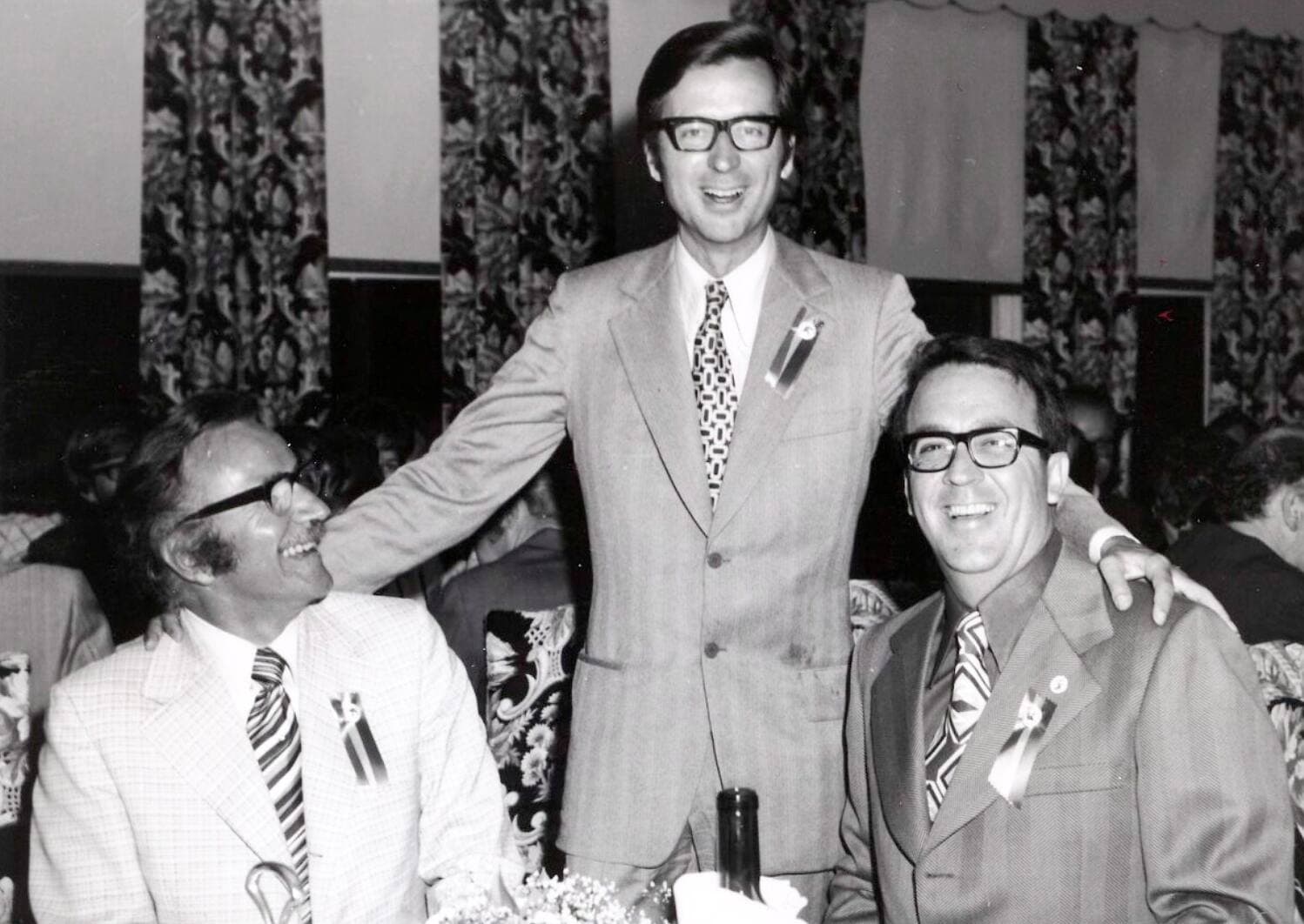 Le premier ministre du Québec Robert Bourassa (au centre) en compagnie de Rosaire Gendron, député de Rivière-du-Loup-Témiscouata aux Communes, et du Dr Paul Lafrance, député de Rivière-du-Loup à l’Assemblée nationale.