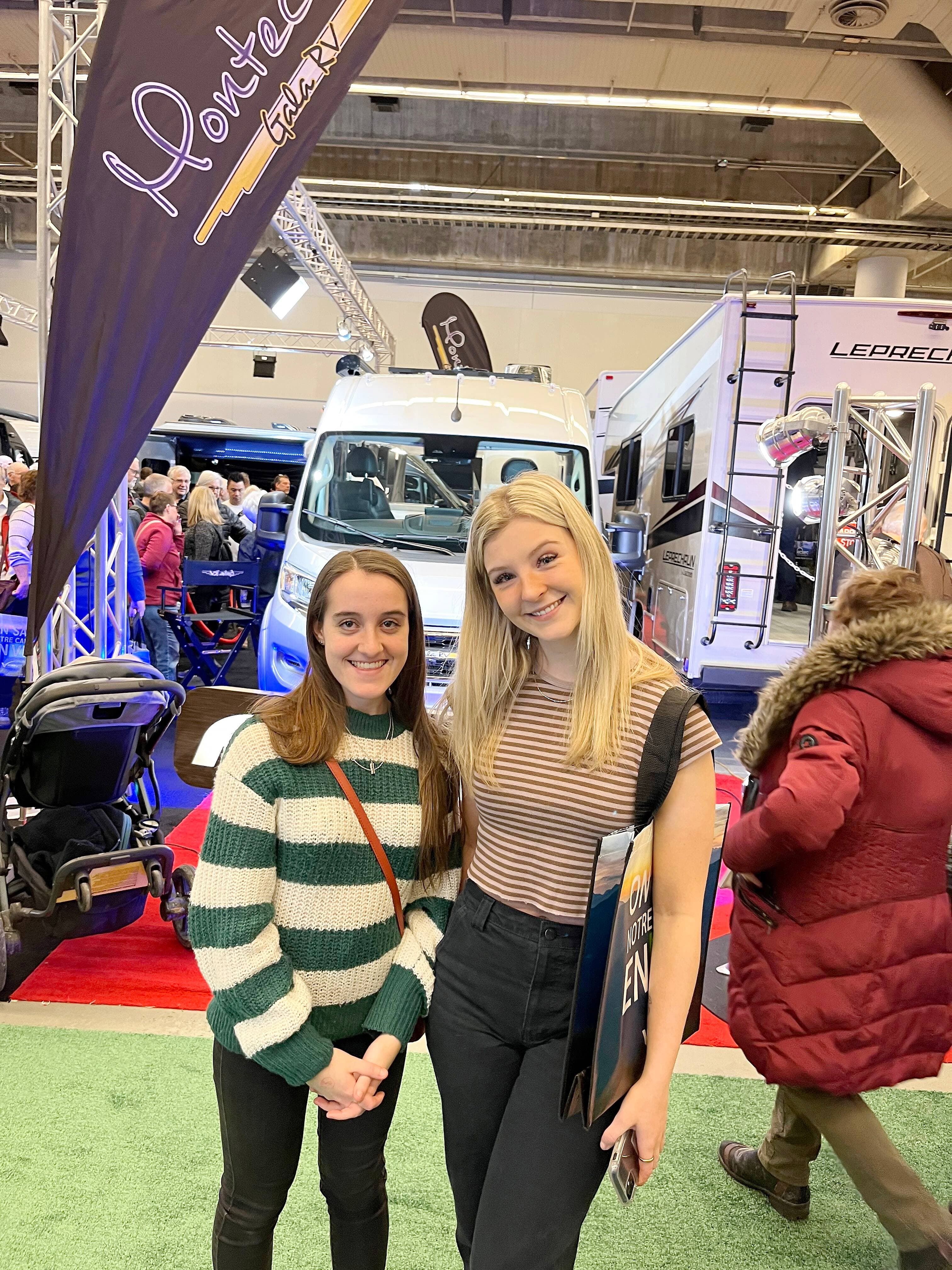 Elody Boisjoli et Léa Gagné, deux jeunes aspirantes campeuses.