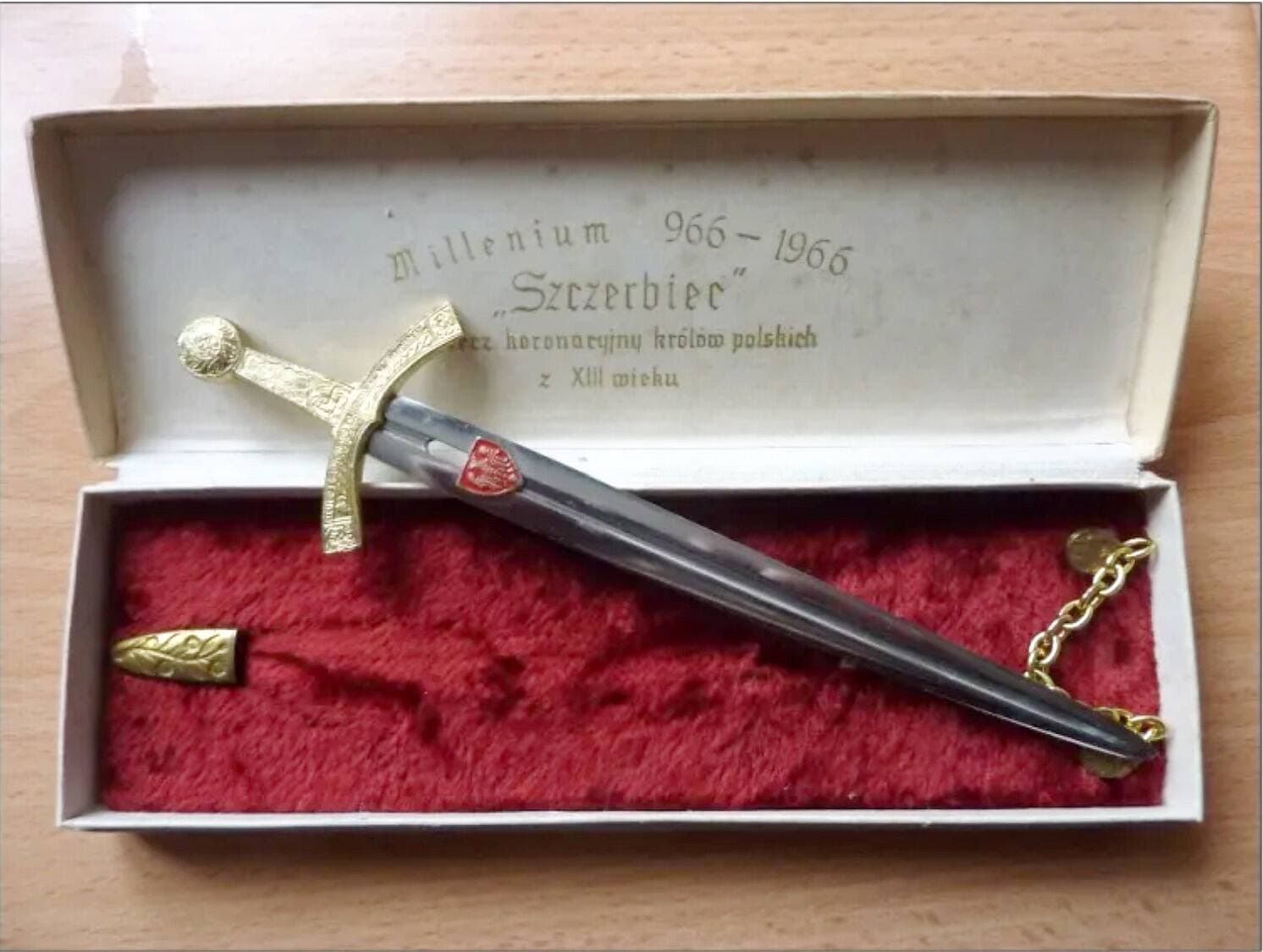 Divisée à au moins trois reprises, la Pologne est disparue géopolitiquement à la fin du XVIIe siècle pour ensuite réapparaître après la Première Guerre mondiale. C’est dans ce contexte que, de peine et de misère, la Pologne a rapatrié ses trésors les plus précieux, tels que des partitions de Chopin, une des premières bibles de Gutenberg, l’épée Szczerbiec qui couronnait les rois de Pologne, des tapisseries, des coupes en or, des sabres et des armures.