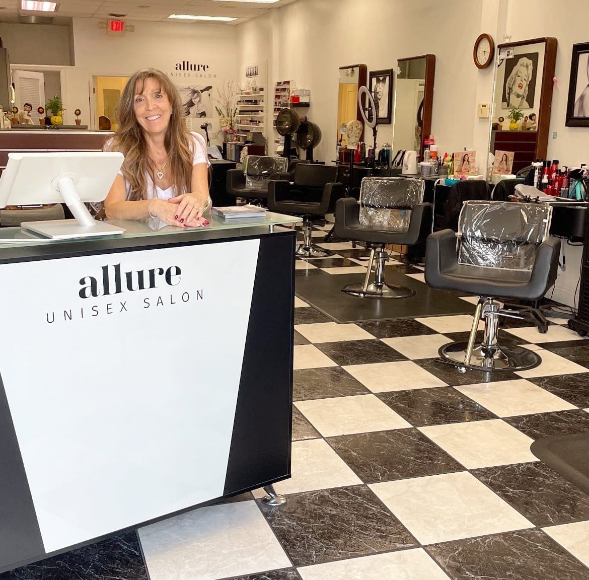 Hélène Rémillard, coloriste de Marie-Chantal Toupin, travaille au Salon Allure, à Dania Beach.