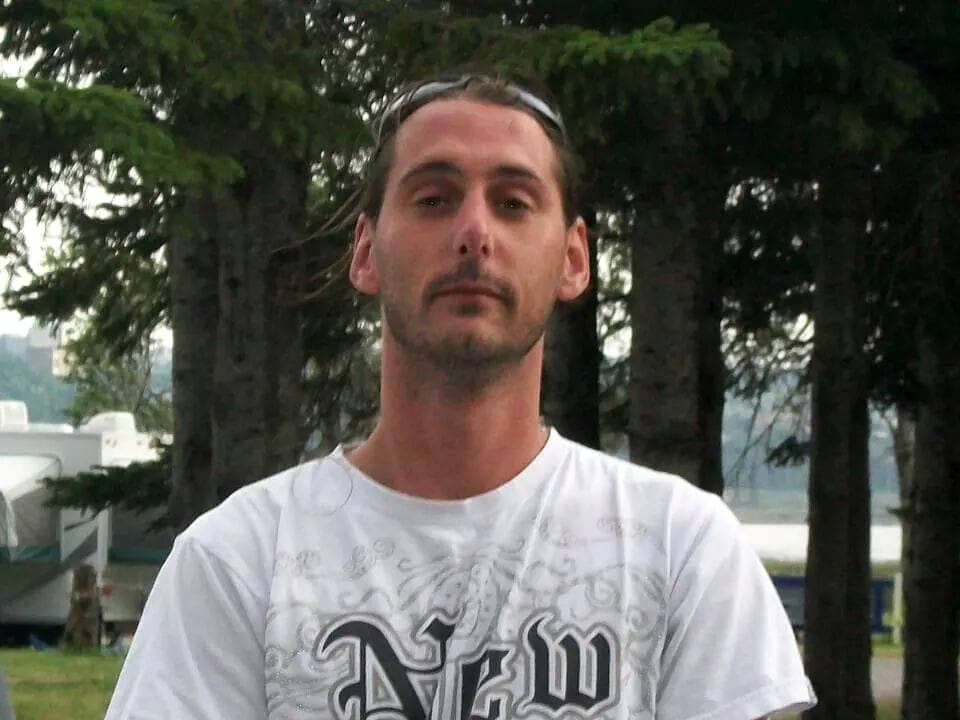 Jonathan Bolduc, 46 ans, originaire de Trois-Rivières, a vu son véhicule passer une semaine à la fourrière parce que les problèmes informatiques de la SAAQ ont poussé les policiers à croire qu'il n'avait pas fait immatriculer sa voiture.