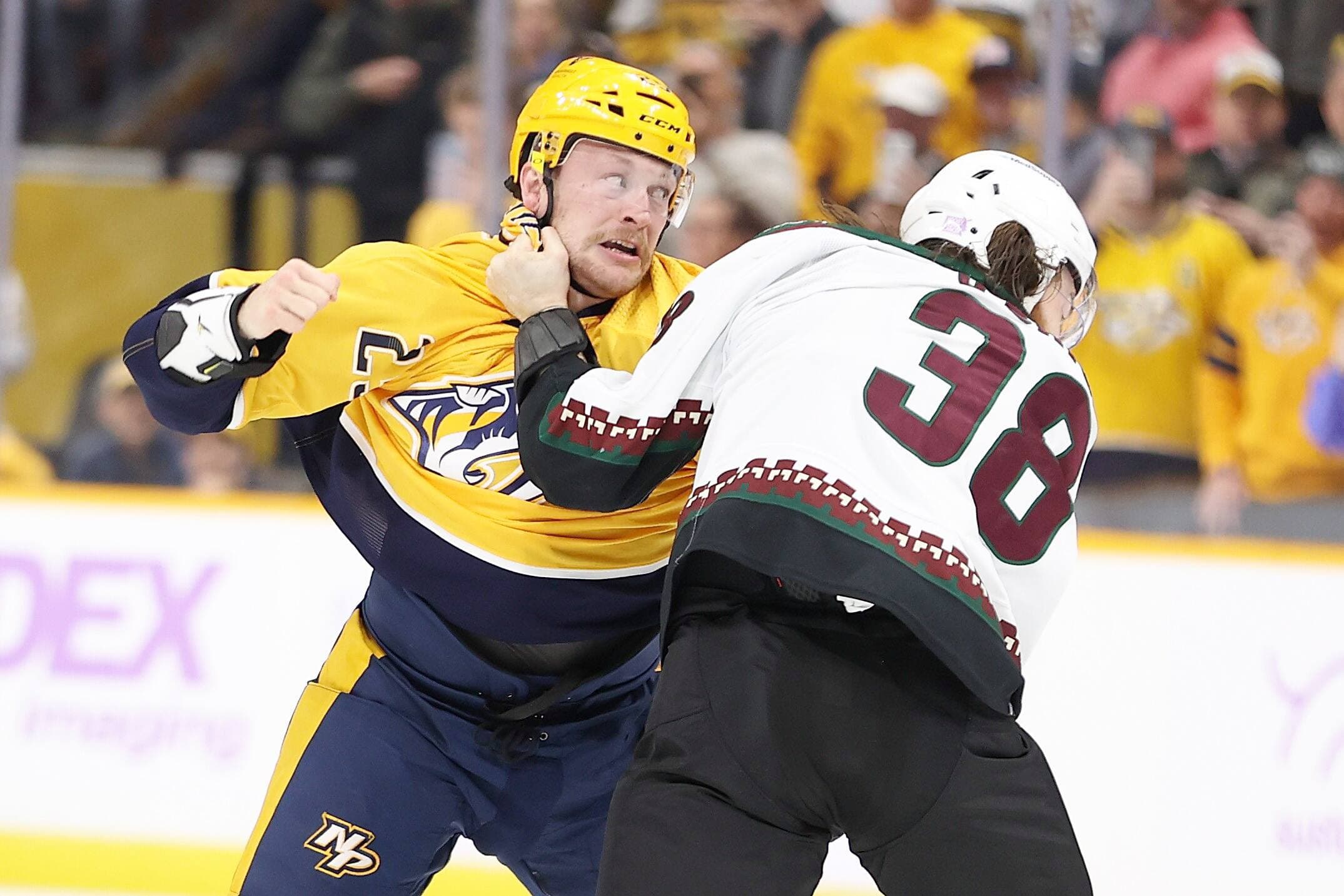 Mathieu Olivier, des Predators, dans un combat contre Liam O’Brien, des Coyotes, le 13 novembre 2021. Les deux joueurs ont évolué dans la LHJMQ.