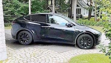 Karine Breard a publié une photo de sa rutilante Tesla sur les réseaux sociaux.