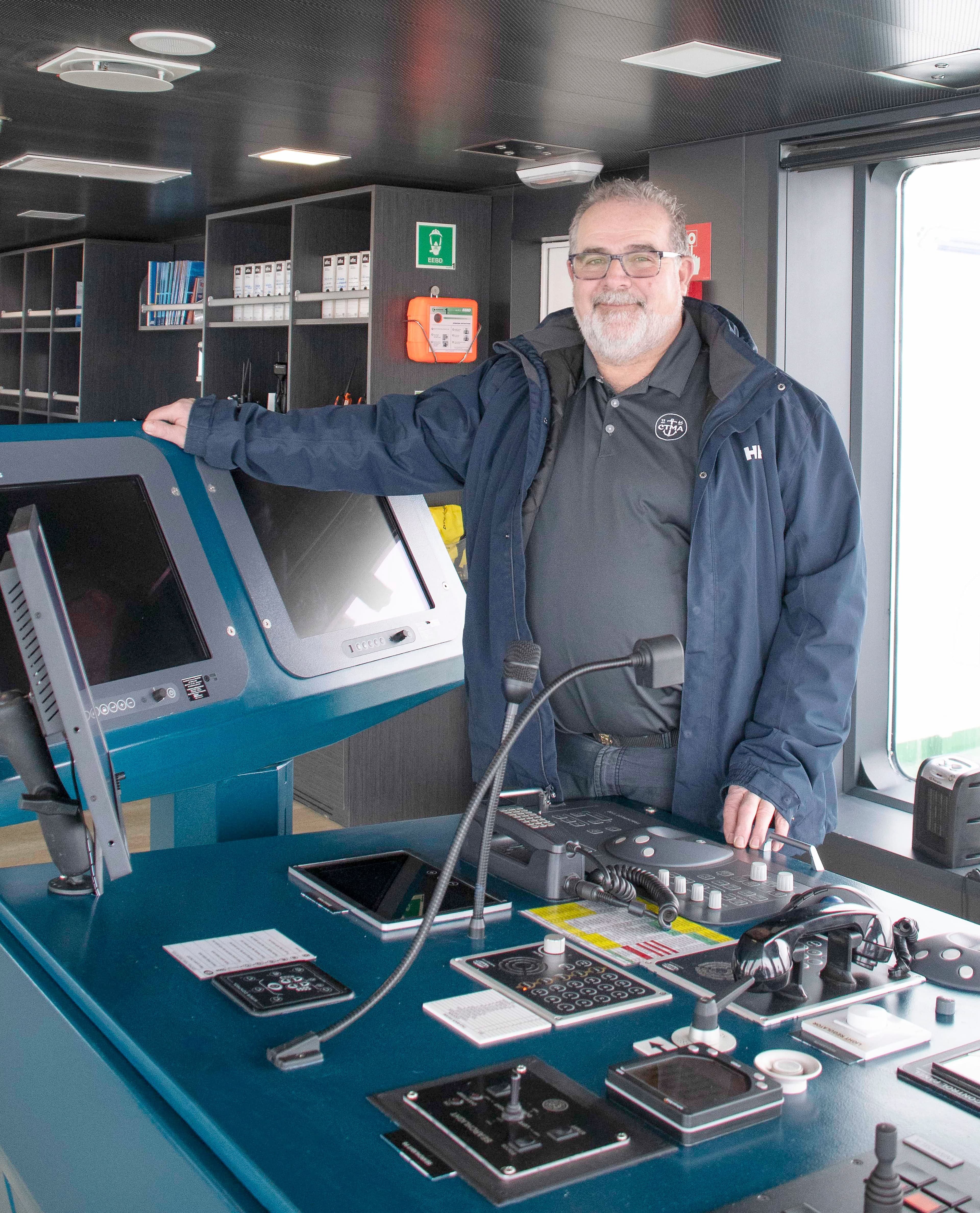 Le Capitaine Bernard Langford.