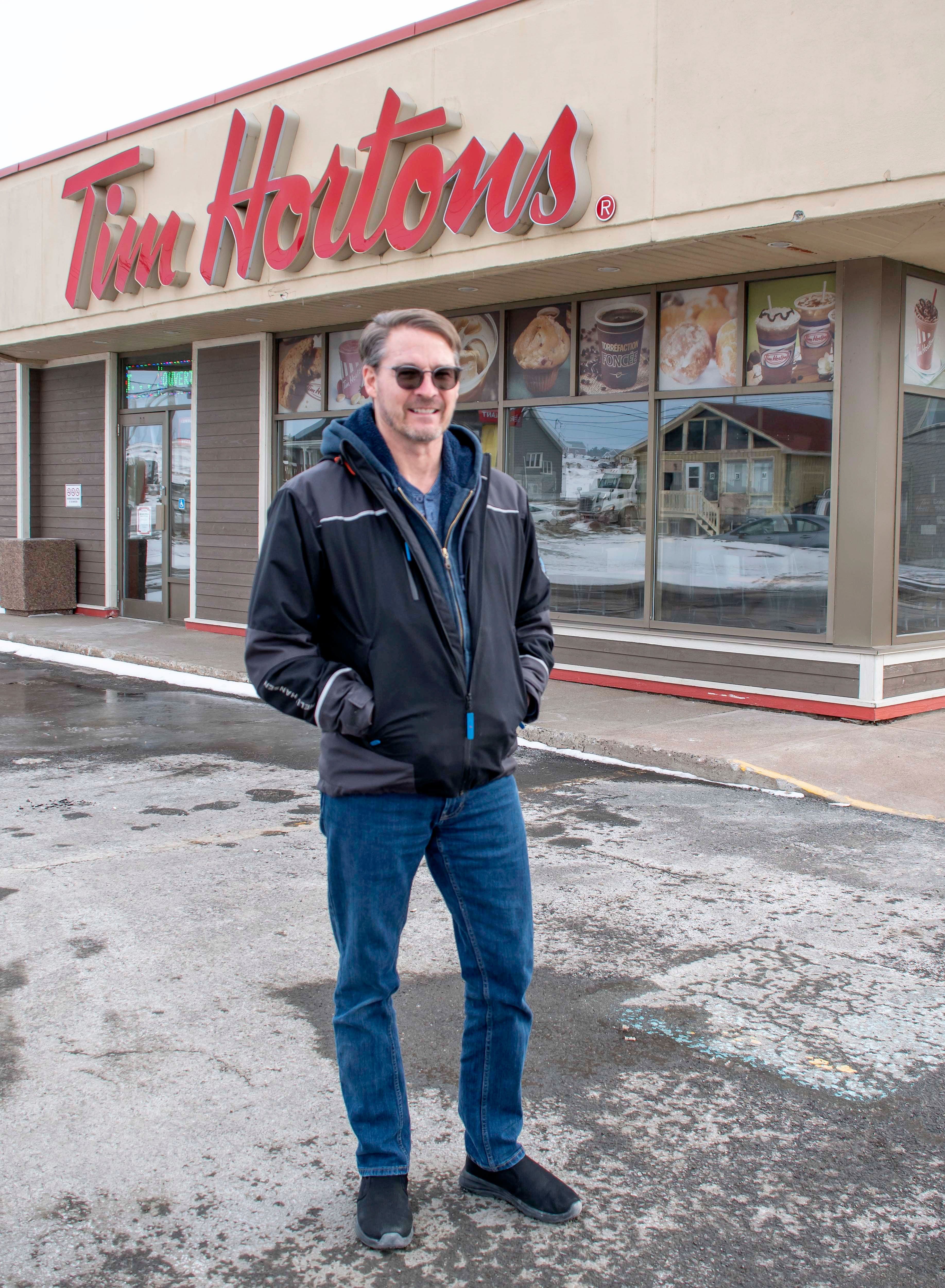 Patrick Chevarie devant le Tim Hortons de Cap-aux-Meules. DOMINIQUE SCALI / LE JOURNAL DE MONTRÉAL
