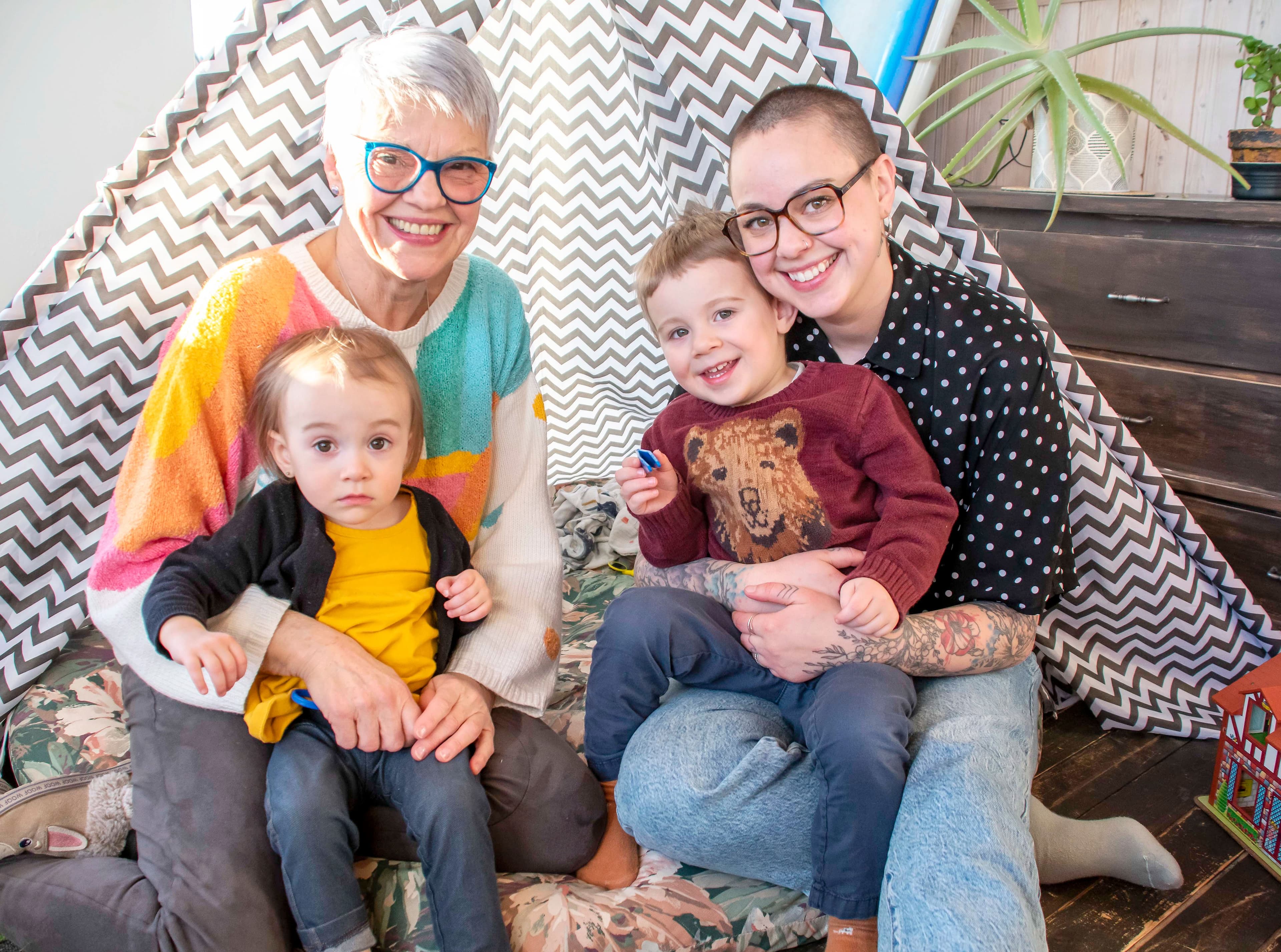 Chantal Banville (à gauche), venue aux îles pour s’occuper temporairement de ses petits-enfants, Pauline et Gustave, a finalement décidé de rester. Avec sa fille, Marie-Philippe Beaulieu (droite), à Cap-aux-Meules.