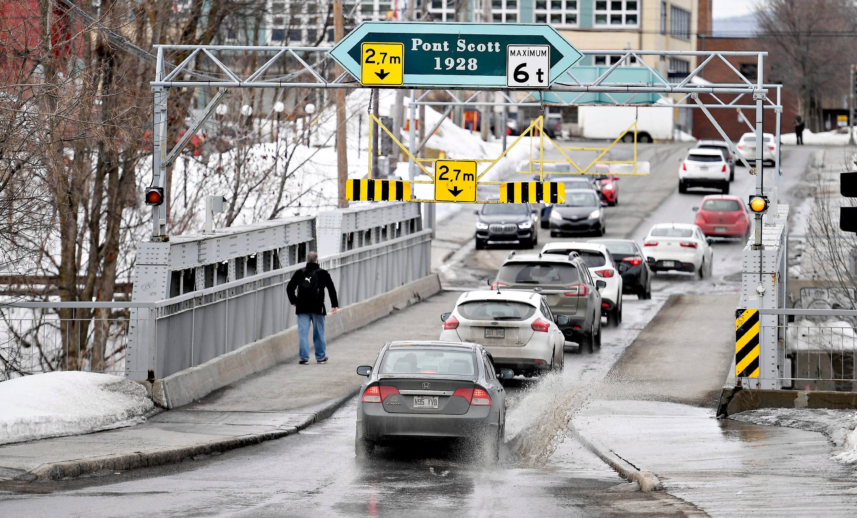 Le pont Scott, qui fait le lien entre le secteur Vanier et le quartier Saint-Sauveur, n’a qu’une seule voie de circulation, utilisée en alternance. Le poids des véhicules qui l’empruntent est limité à 6 tonnes.