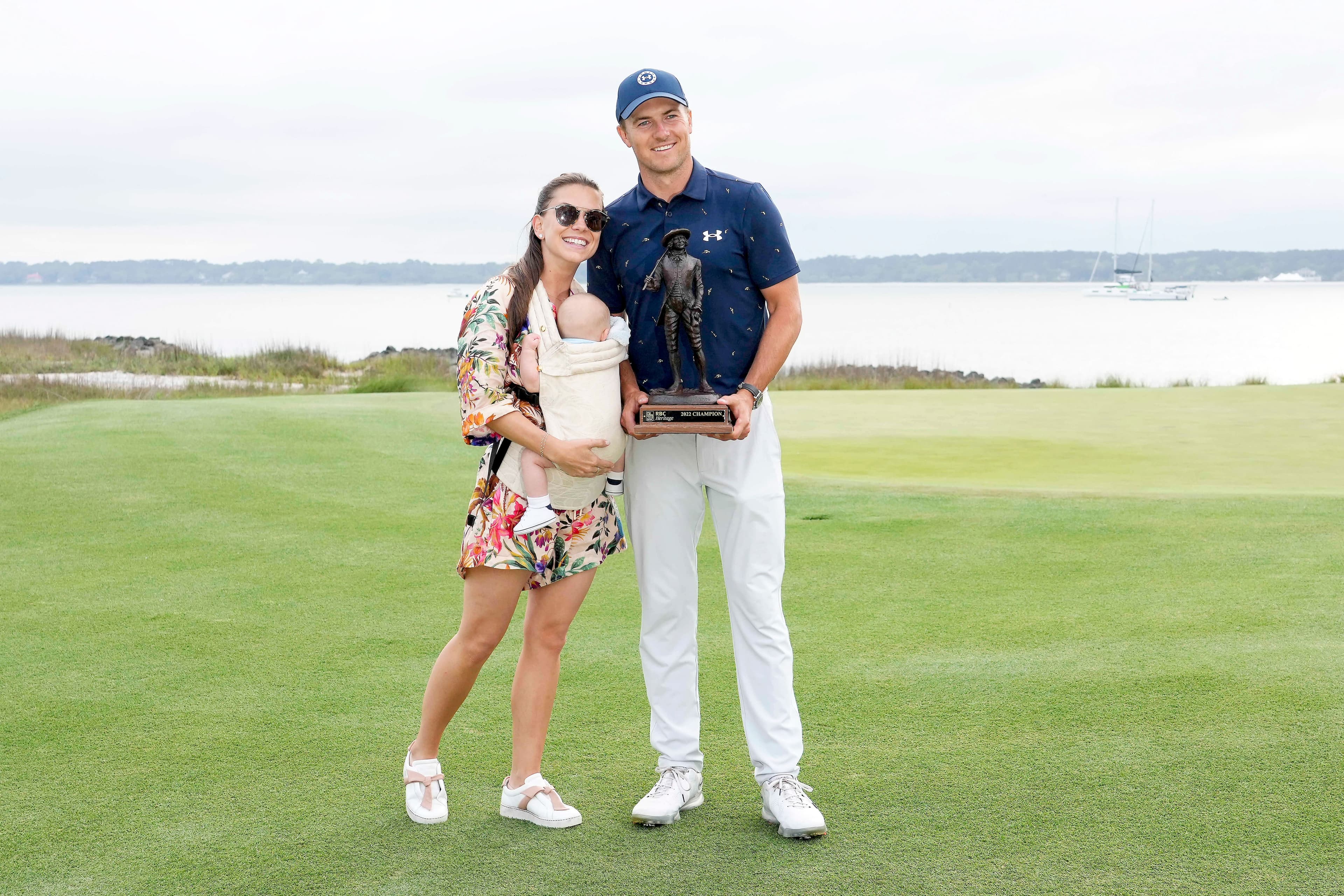 On aperçoit Jordan Spieth en compagnie de sa conjointe Annie Verret et de leur garçon Samuel après que le golfeur a remporté le Tournoi RBC Heritage en Caroline du Sud, le 17 avril 2002.