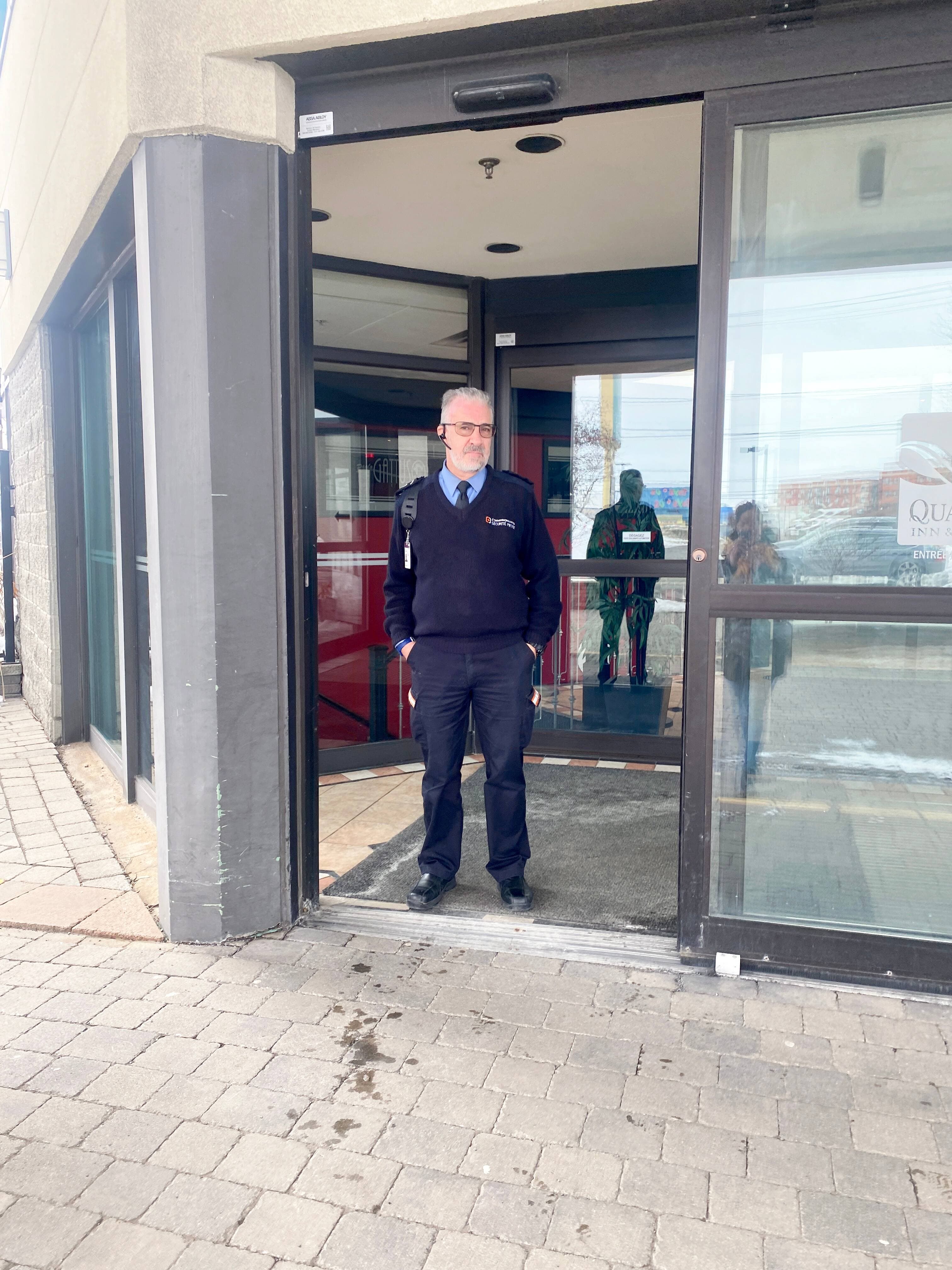 Un gardien de sécurité nous a chassés de cet hôtel de Brossard qui héberge des demandeurs d'asile.