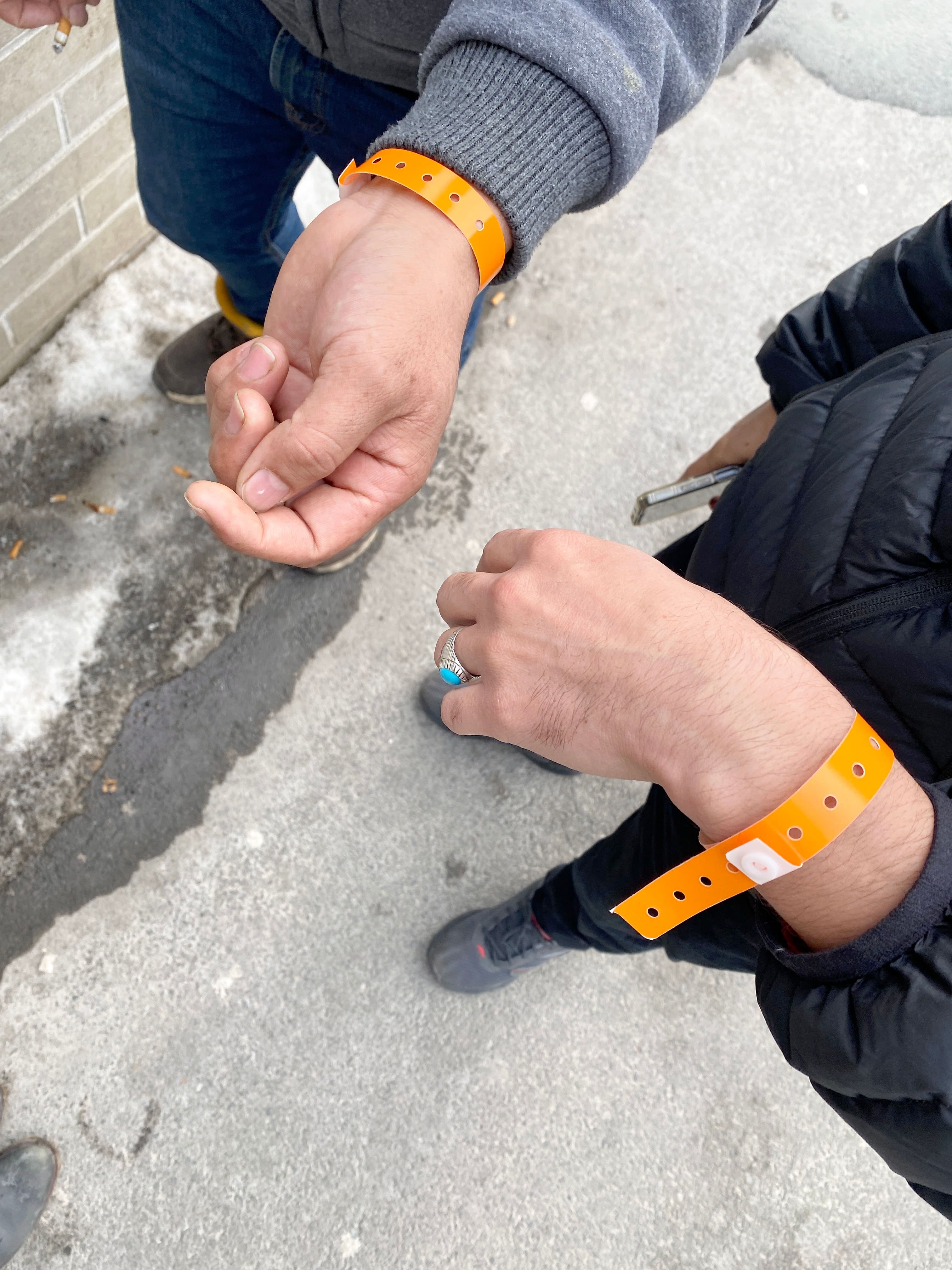 Des demandeurs d'asile sont identifiés à l'aide d'un bracelet dans un hôtel près de l'aéroport de Montréal où ils sont hébergés.