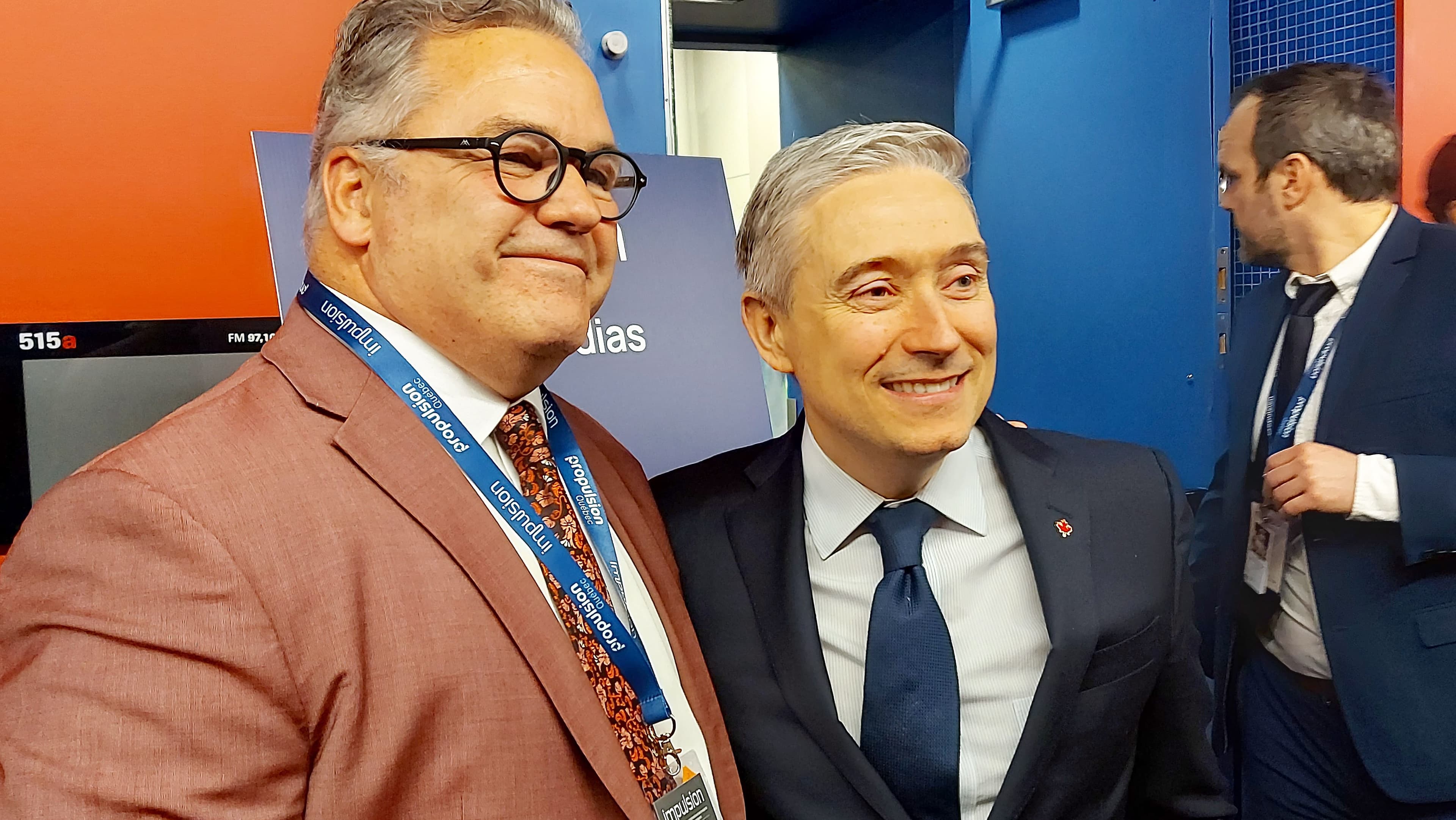 Le PDG de Mobilité électrique Canada, Daniel Breton, et le ministre de l’Innovation, des Sciences et de l’Industrie, François-Philippe Champagne, étaient de bonne humeur lundi, lors de l’annonce, à Montréal.