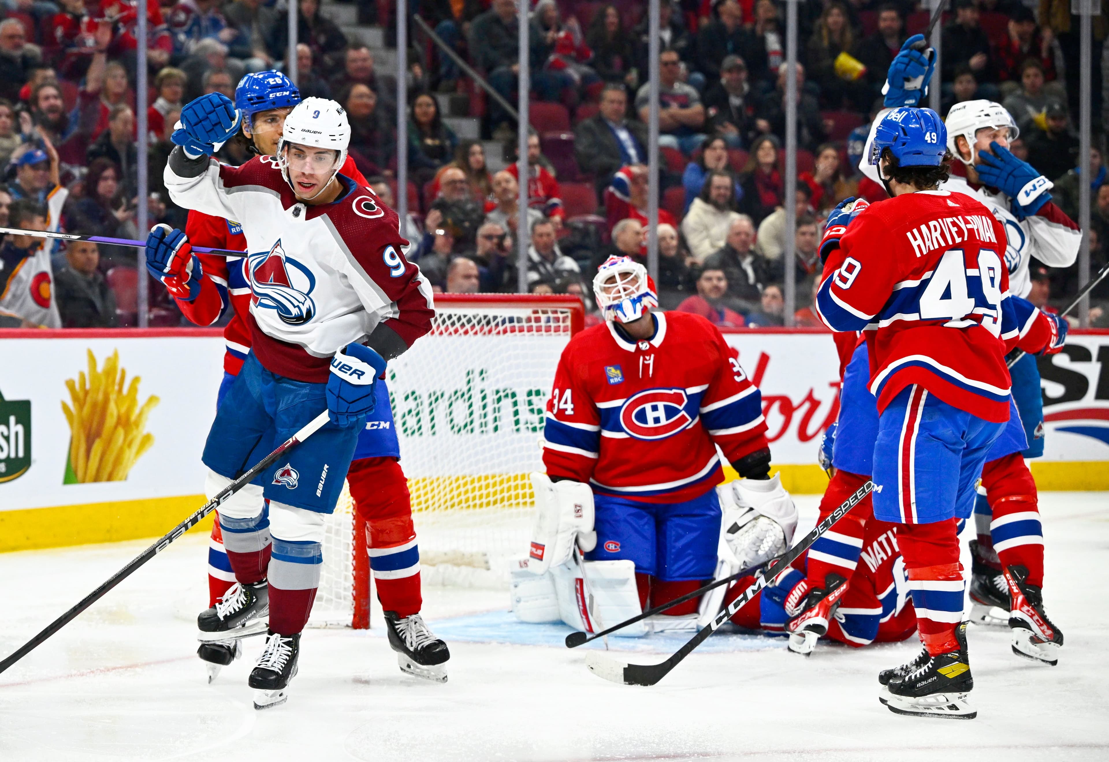 Evan Rodrigues célèbre le but de son coéquipier Mikko Rantanen, qui a porté la marque à 5 à 1 en faveur de l’Avalanche au grand dam du gardien Jake Allen.